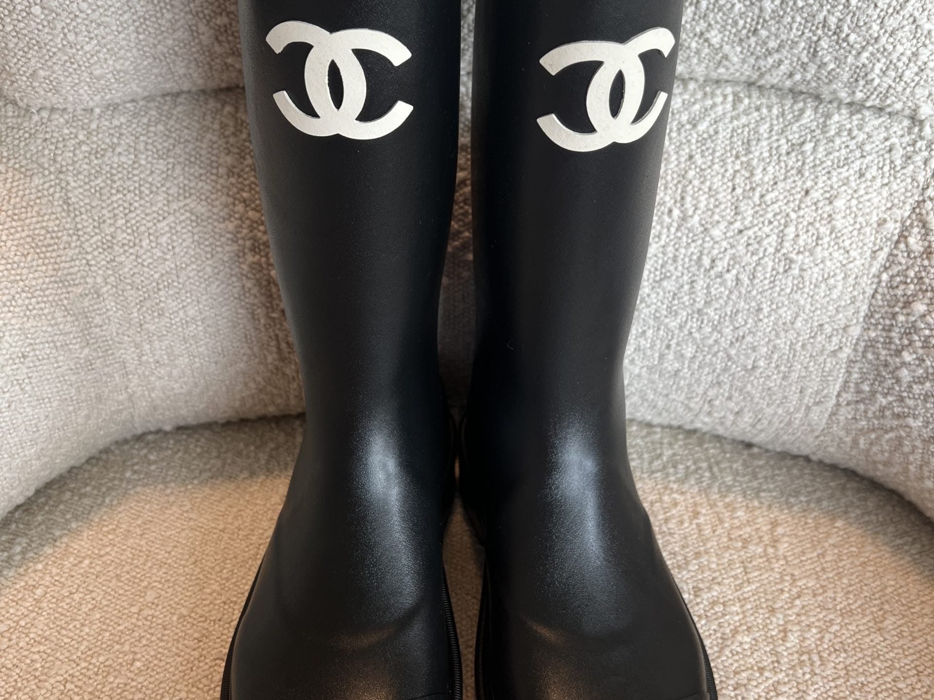 CHANEL Boots 22A Caoutchouk CC High Boots Black - Redeluxe