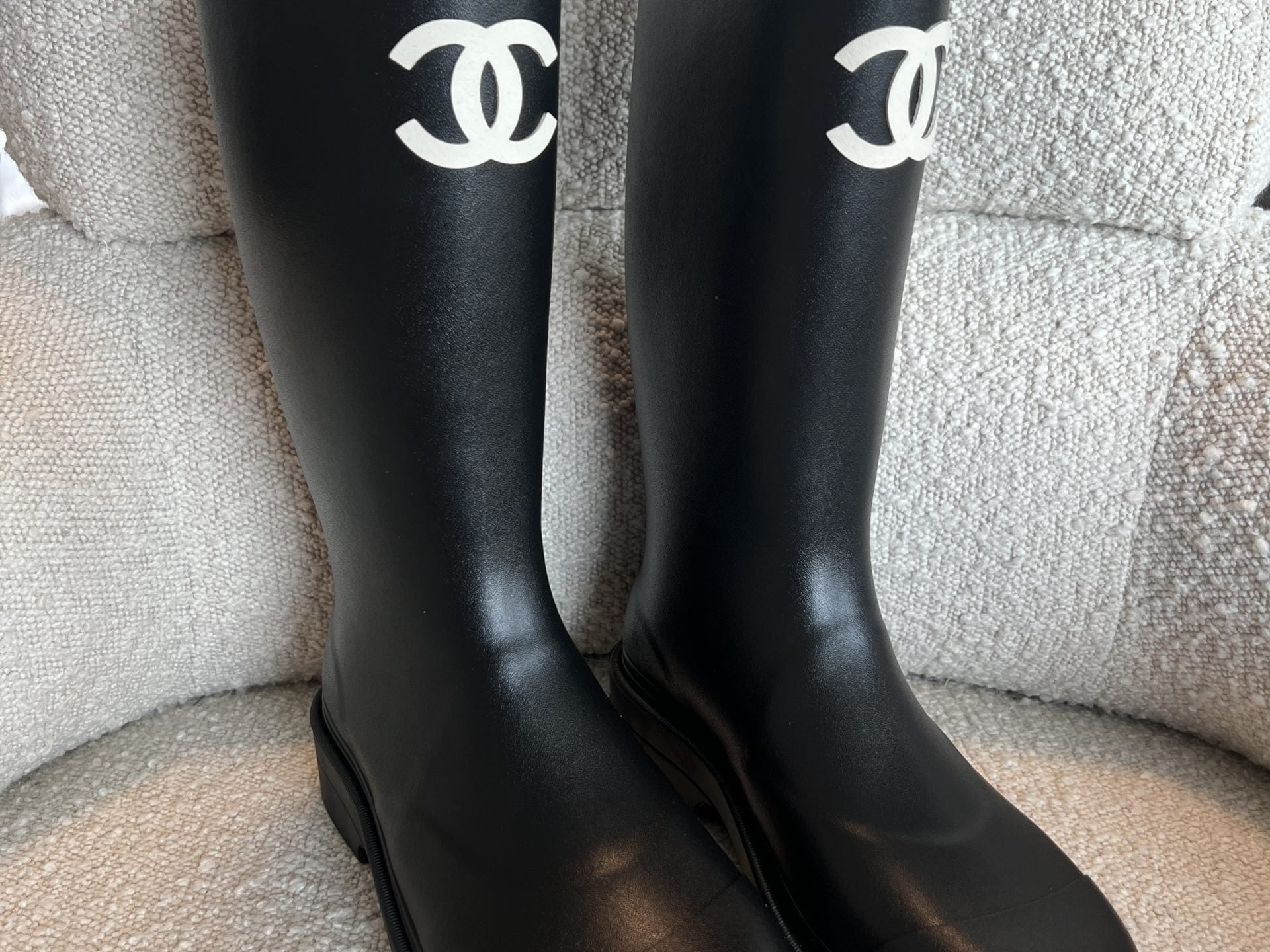 CHANEL Boots 22A Caoutchouk CC High Boots Black - Redeluxe