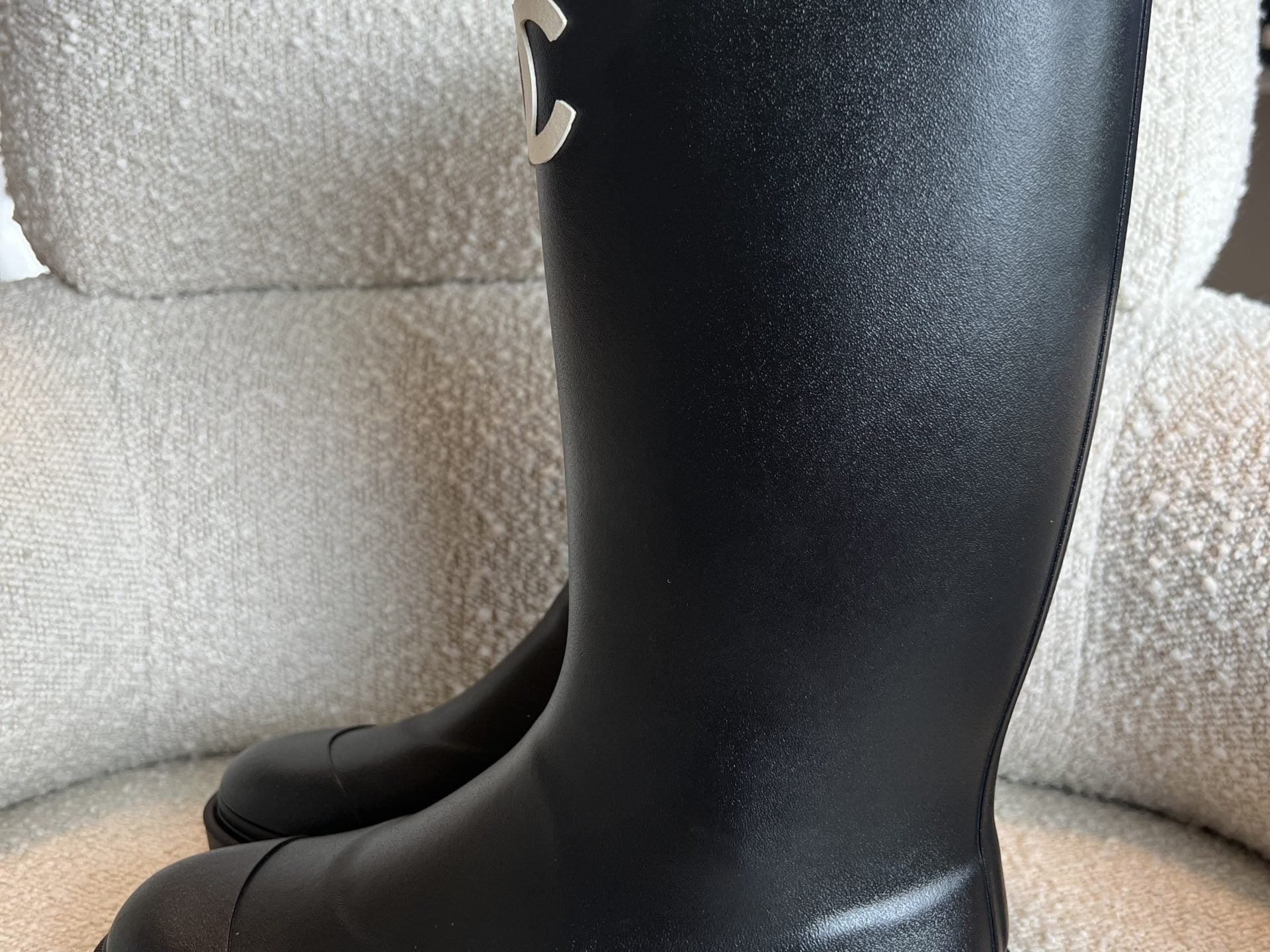 CHANEL Boots 22A Caoutchouk CC High Boots Black - Redeluxe