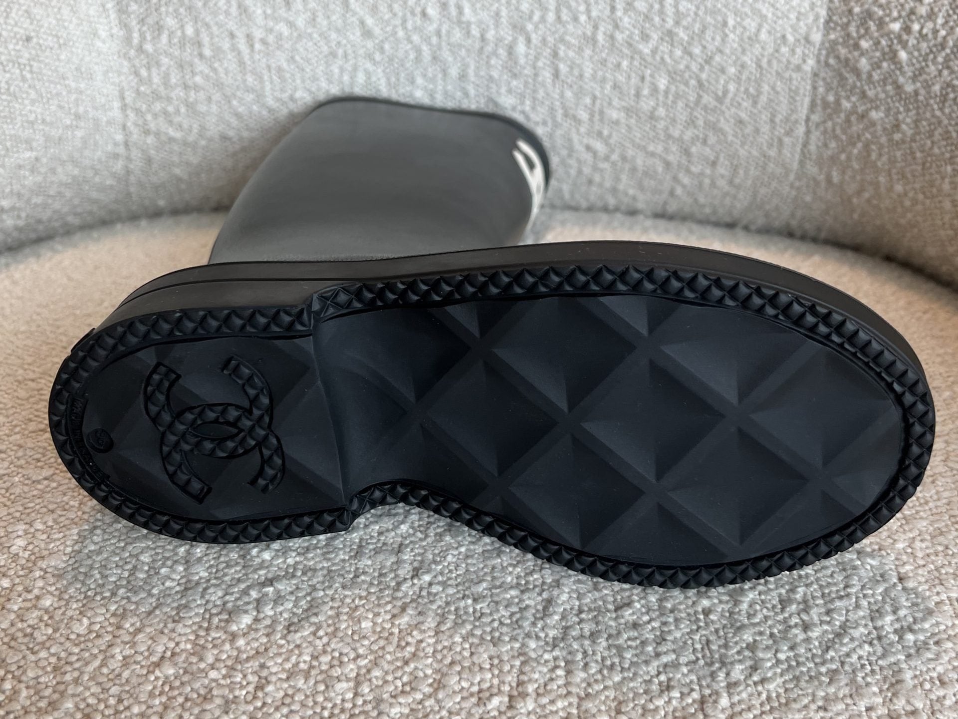 CHANEL Boots 22A Caoutchouk CC High Boots Black - Redeluxe