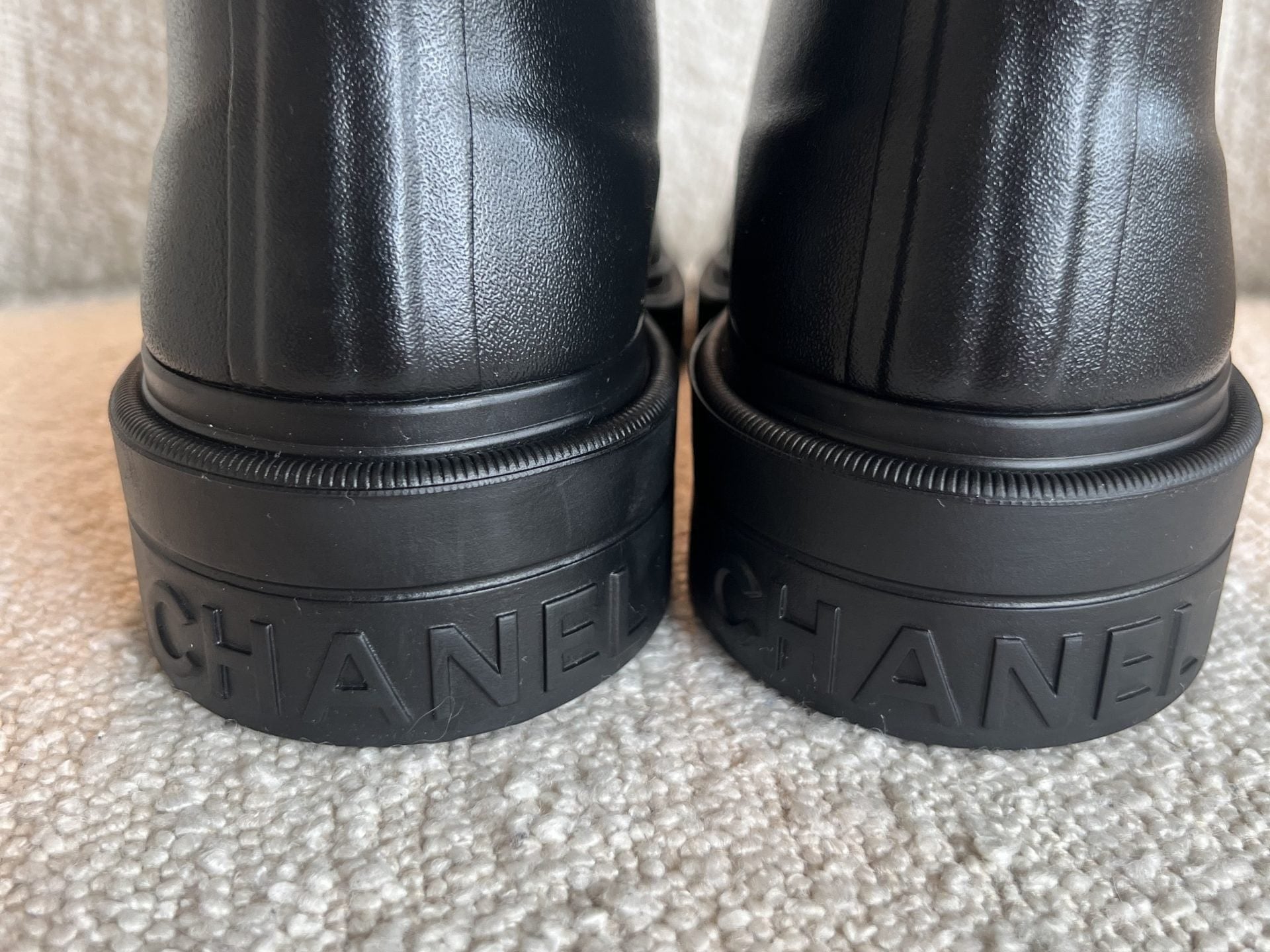 CHANEL Boots 22A Caoutchouk CC High Boots Black - Redeluxe