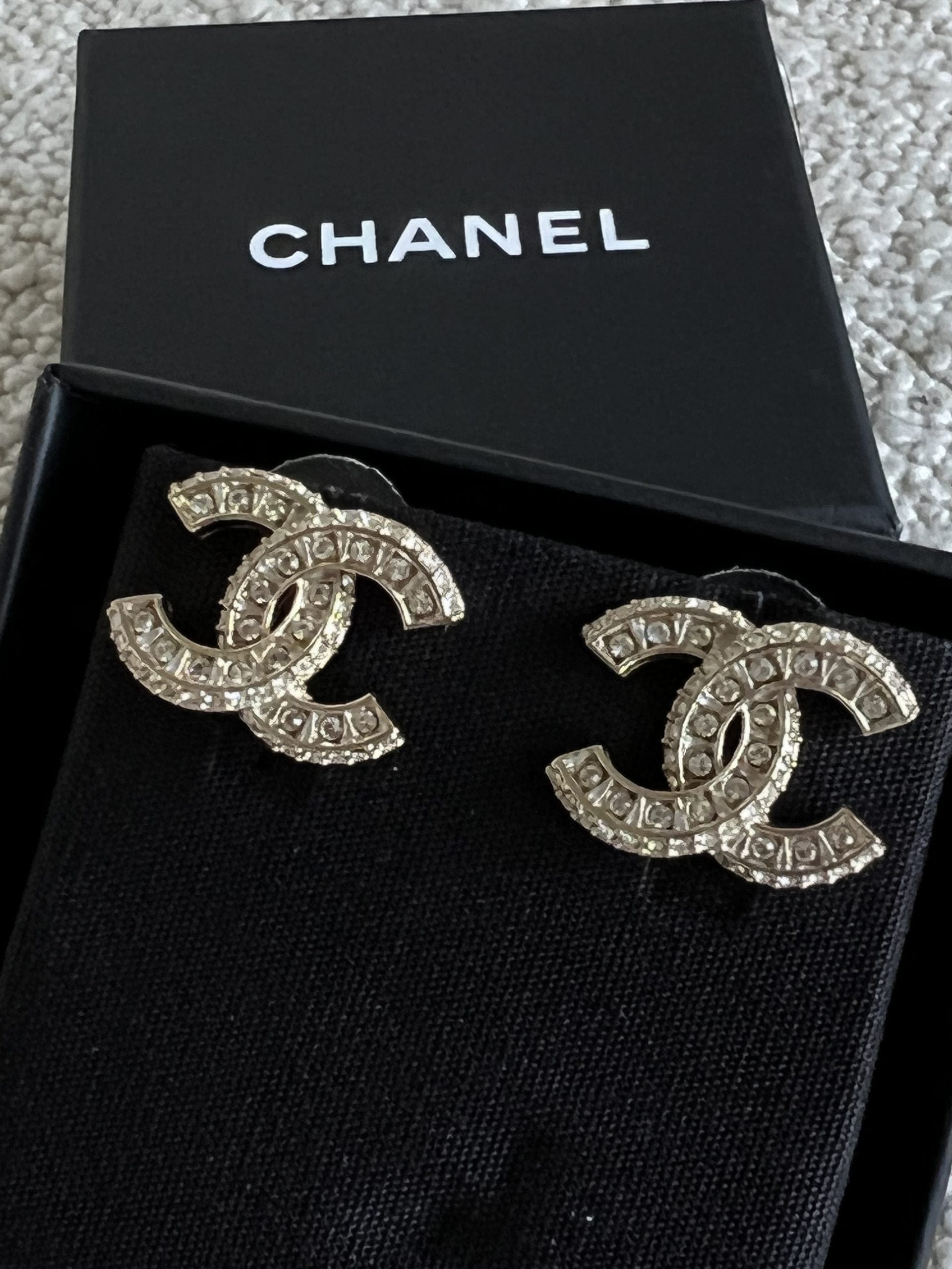 Chanel Classic CC Timeless Earrings Light Gold – REDELUXE
