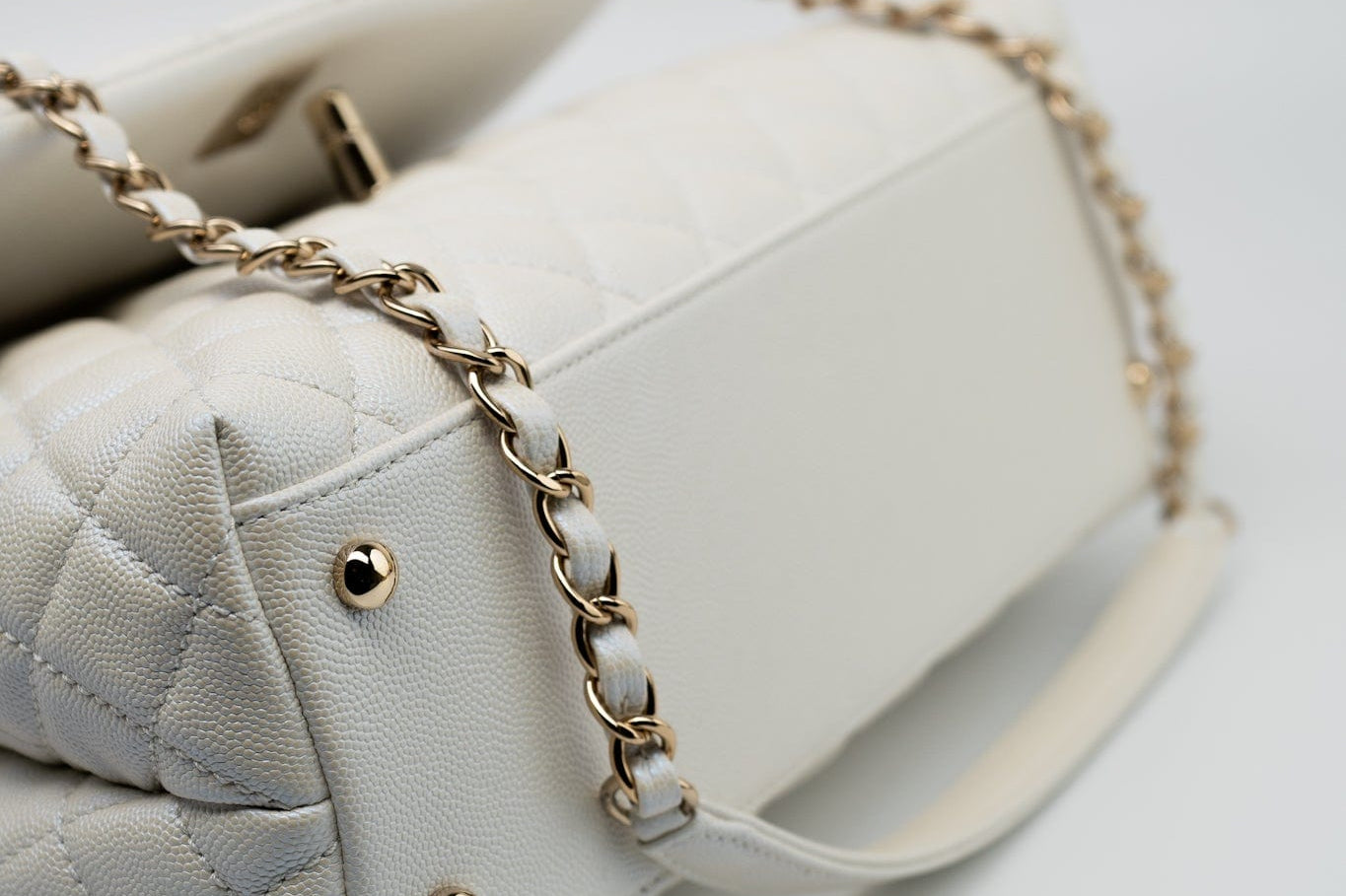 CHANEL Handbag 20K Iridescent White Caviar Quilted Coco Handle Medium Light Gold Hardware - Redeluxe