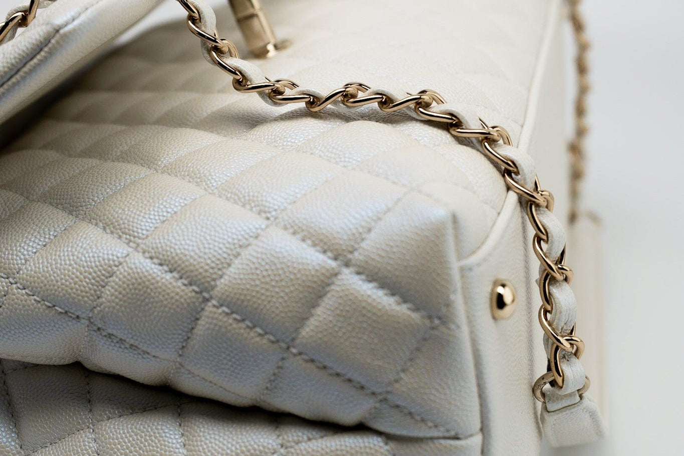 CHANEL Handbag 20K Iridescent White Caviar Quilted Coco Handle Medium Light Gold Hardware - Redeluxe