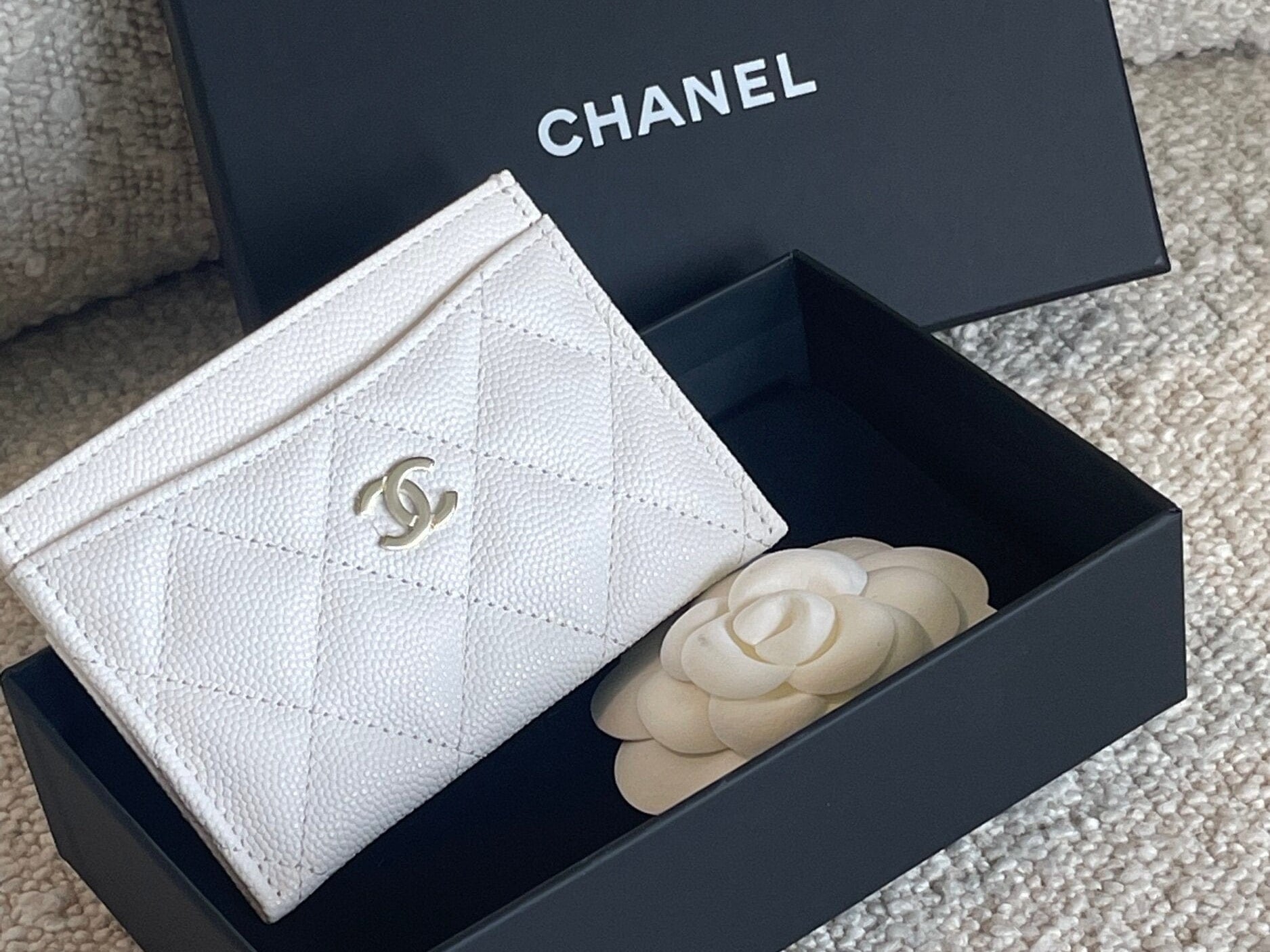 CHANEL Handbag 21B White Caviar Quilted Card Holder LGHW - Redeluxe
