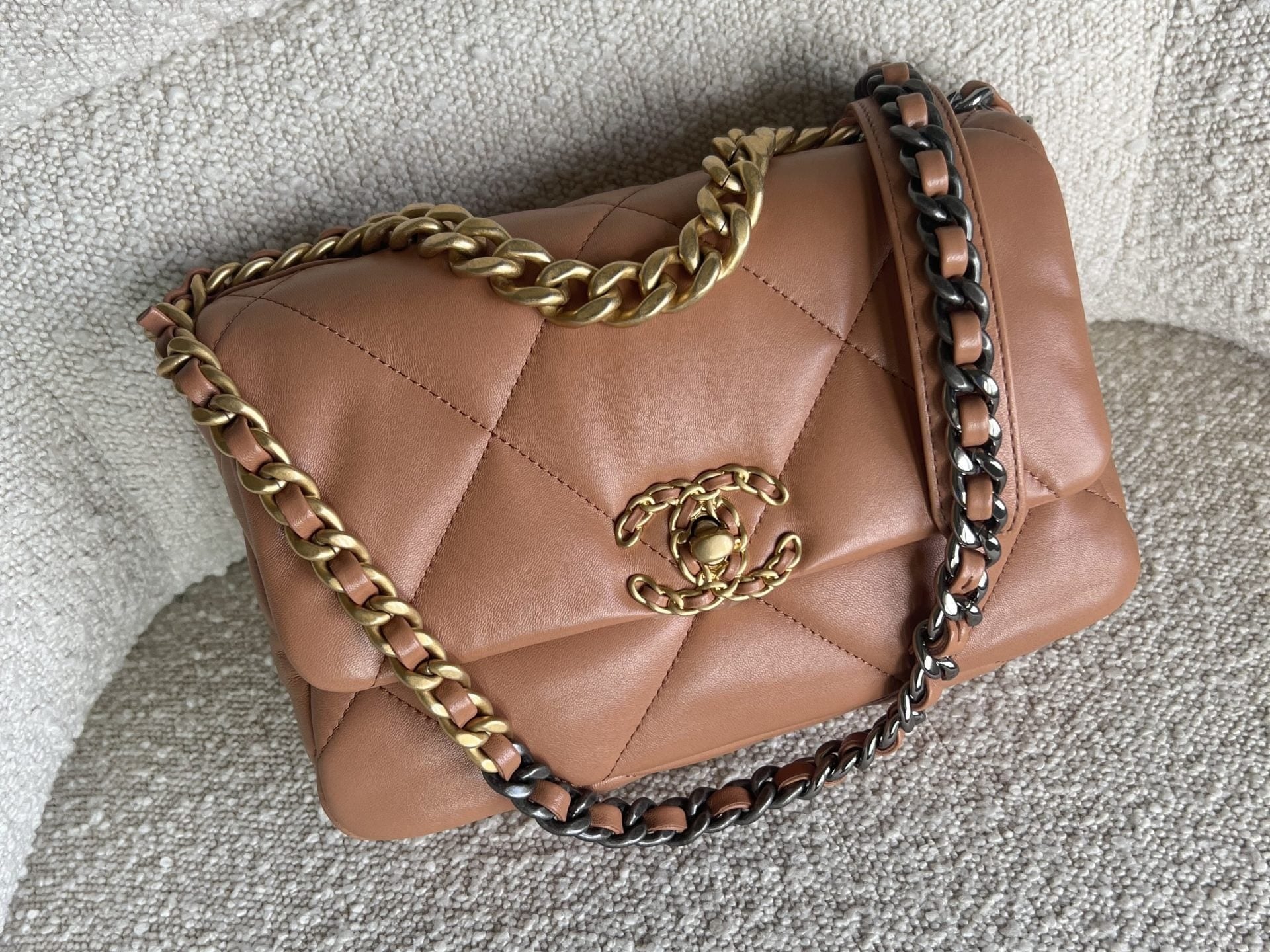 CHANEL Handbag 21K Chanel Caramel 19 Flap Small MHW - Redeluxe