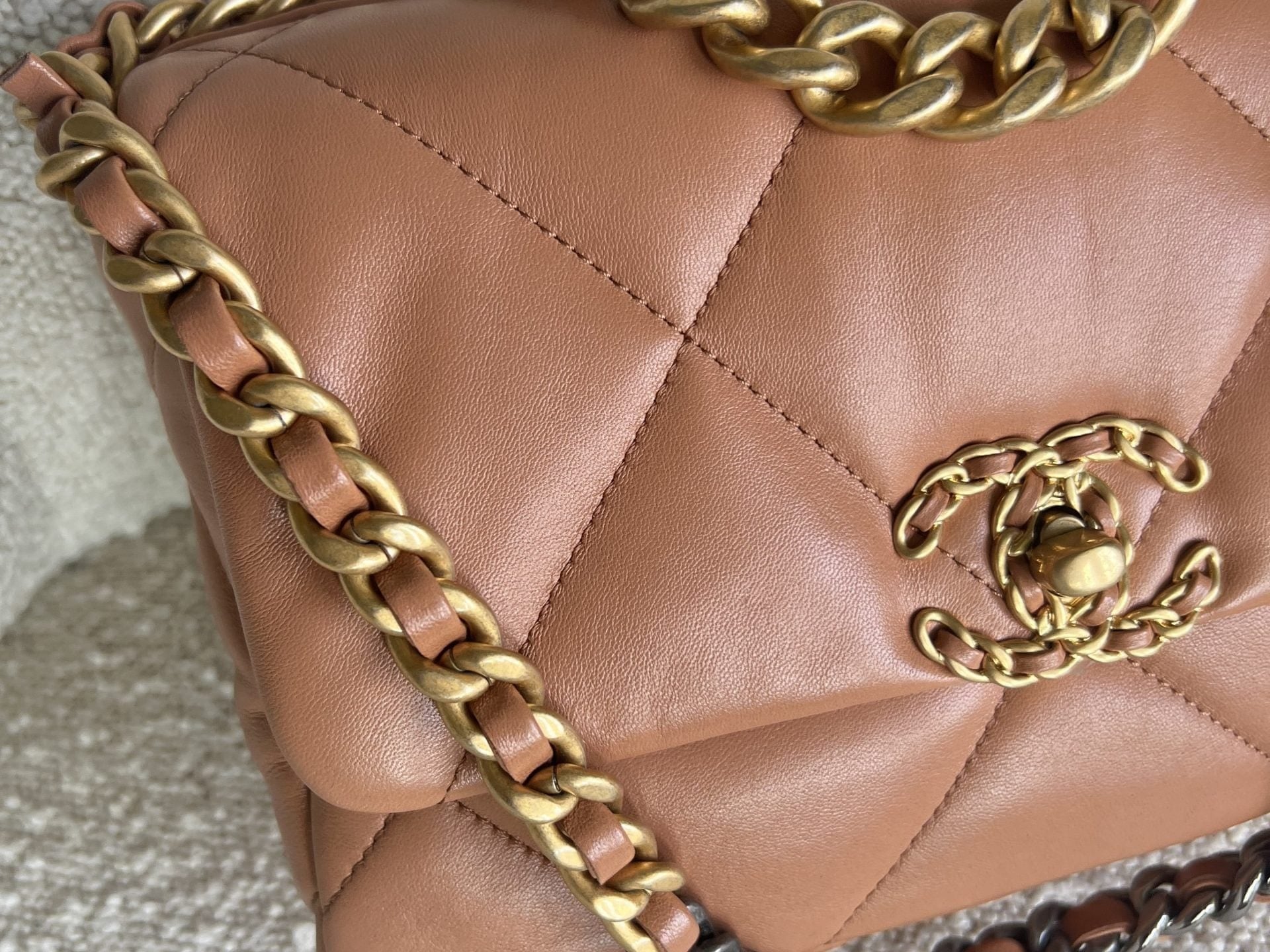 CHANEL Handbag 21K Chanel Caramel 19 Flap Small MHW - Redeluxe