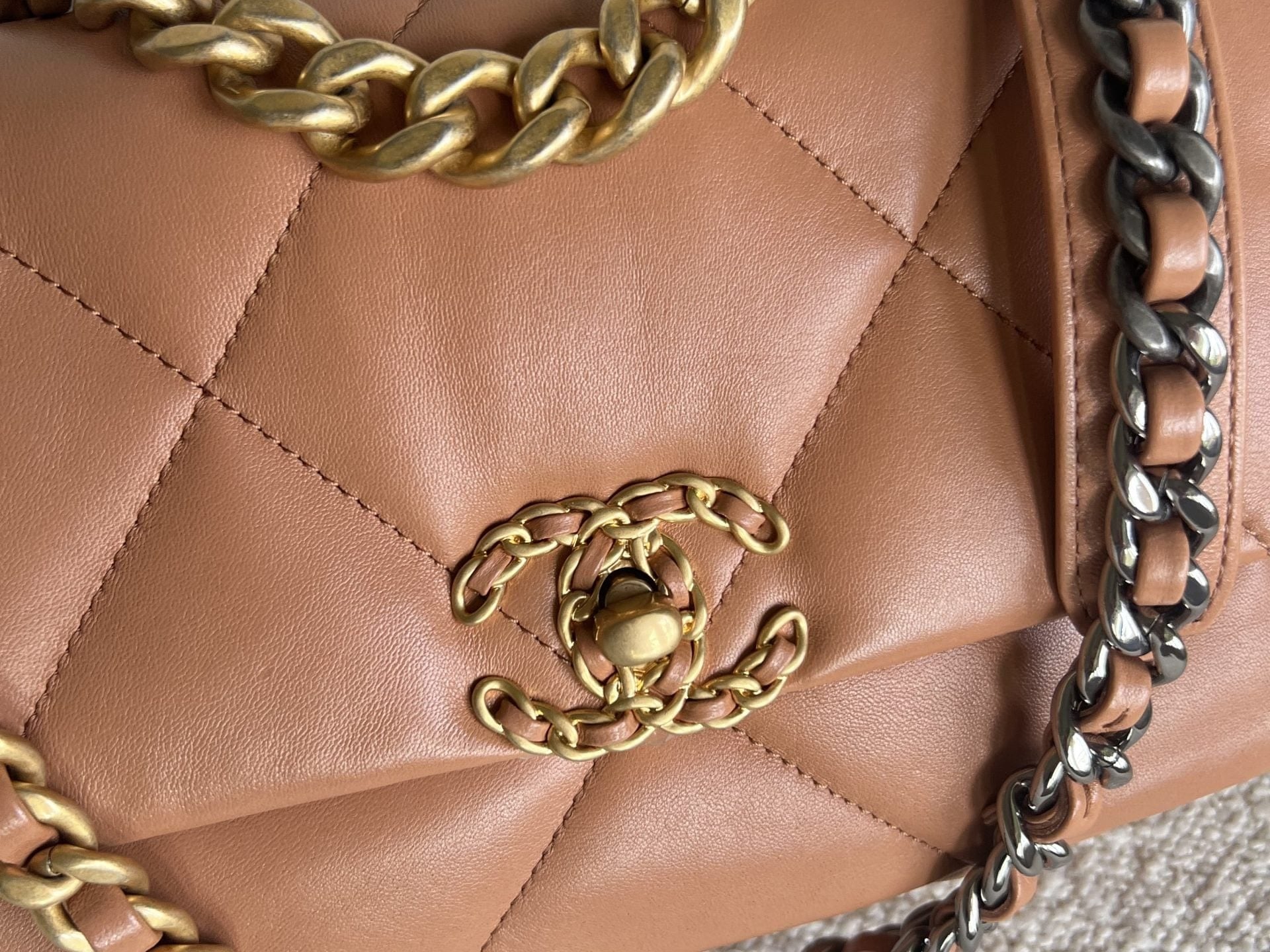 CHANEL Handbag 21K Chanel Caramel 19 Flap Small MHW - Redeluxe