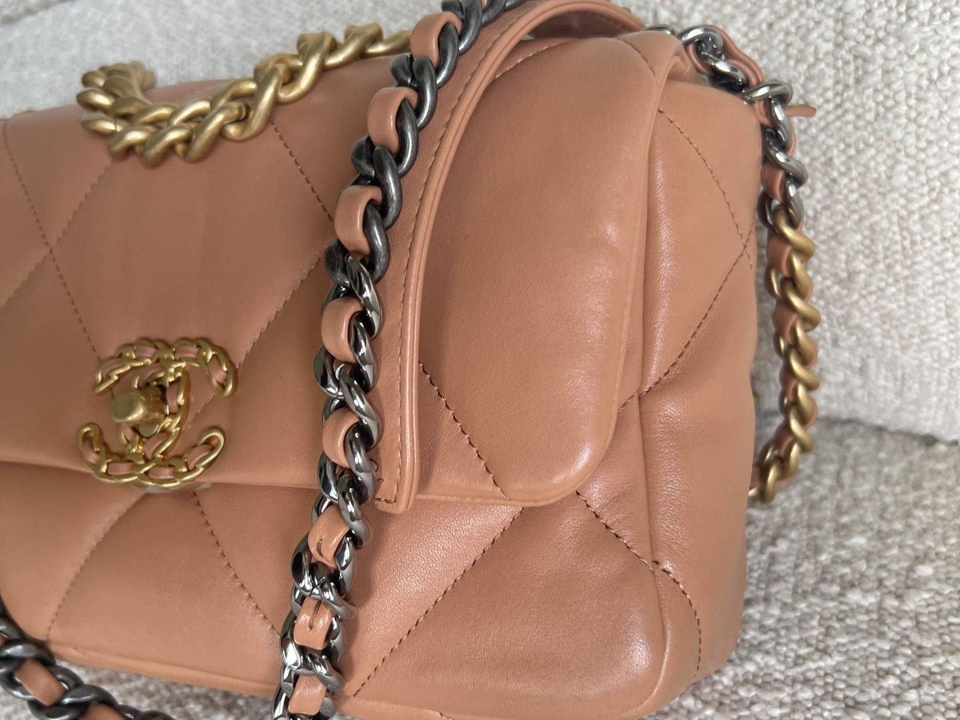 CHANEL Handbag 21K Chanel Caramel 19 Flap Small MHW - Redeluxe