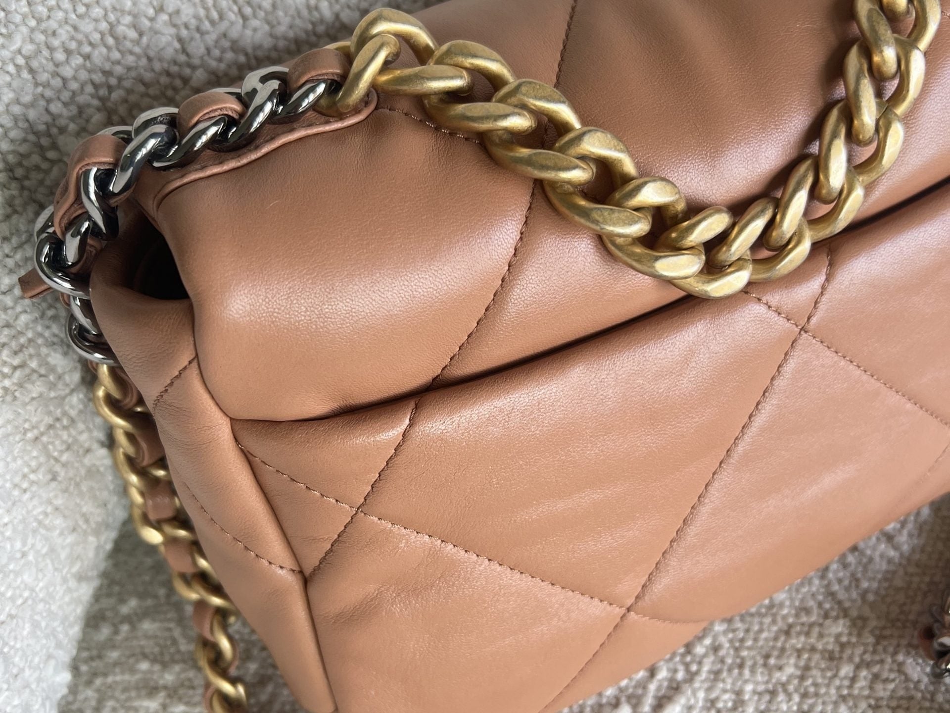 CHANEL Handbag 21K Chanel Caramel 19 Flap Small MHW - Redeluxe