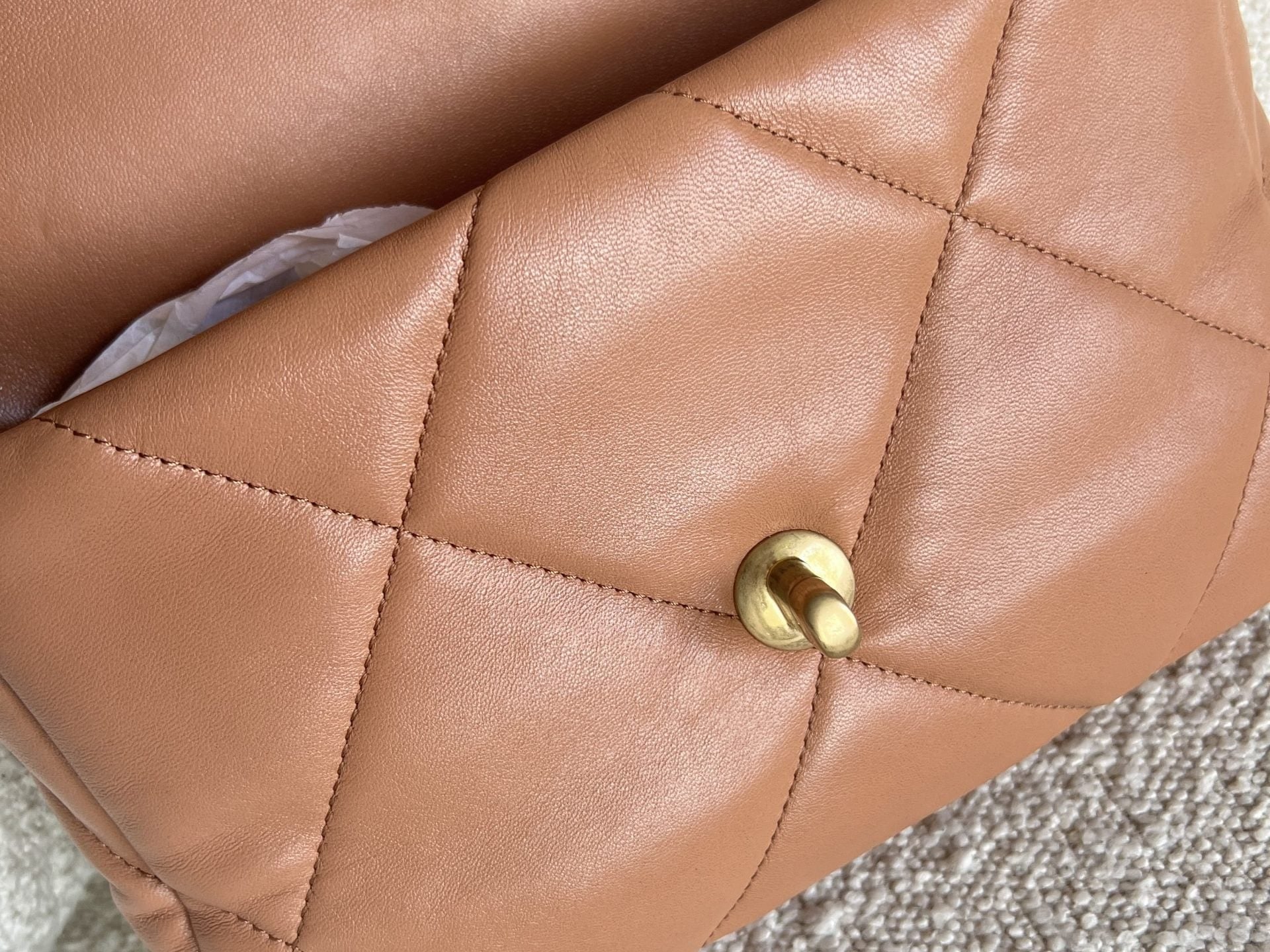 CHANEL Handbag 21K Chanel Caramel 19 Flap Small MHW - Redeluxe