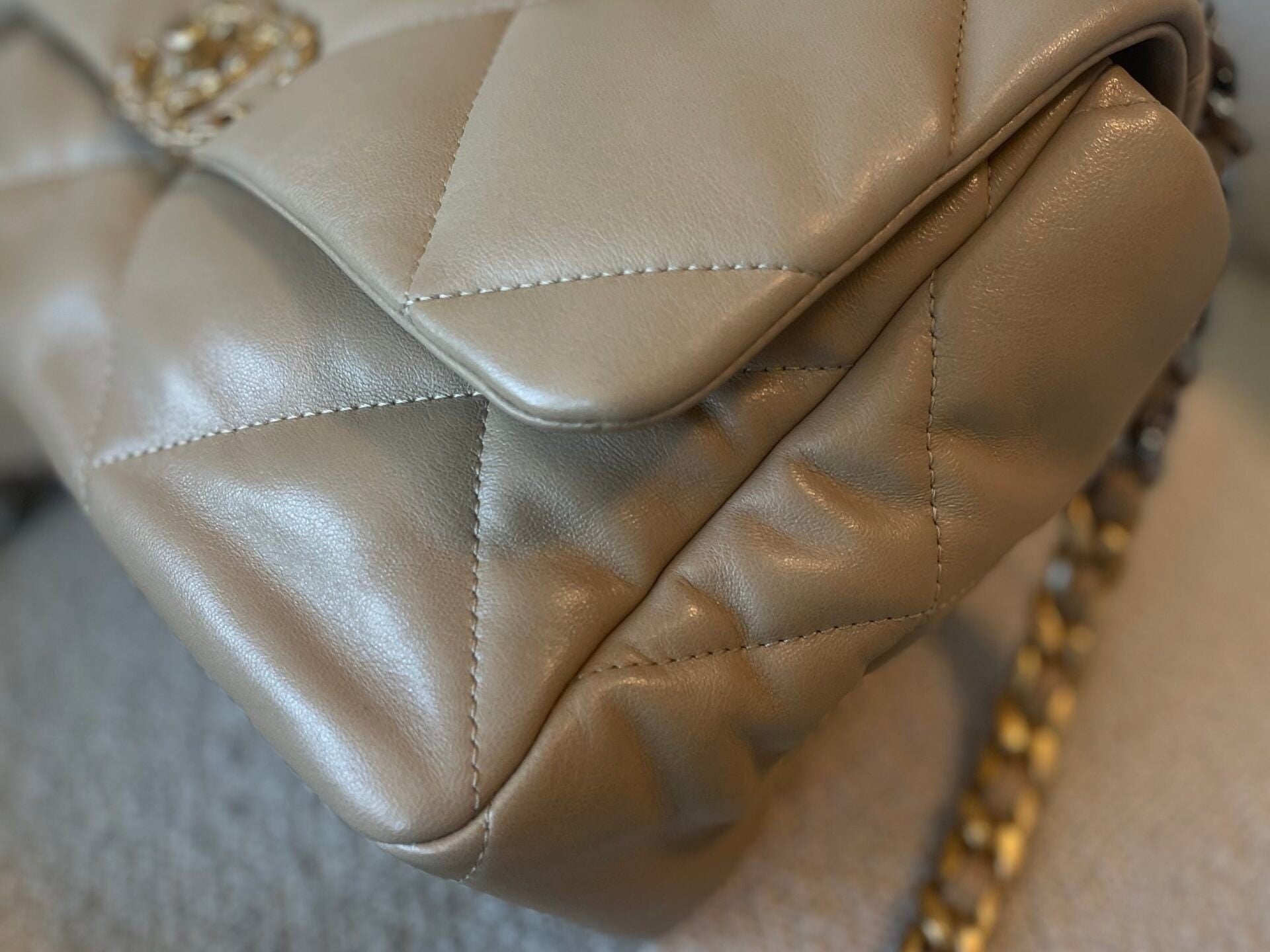 CHANEL Handbag 21S Large Beige/Gold Lambskin Quilted 19 Flap Mixed Hardware - Redeluxe