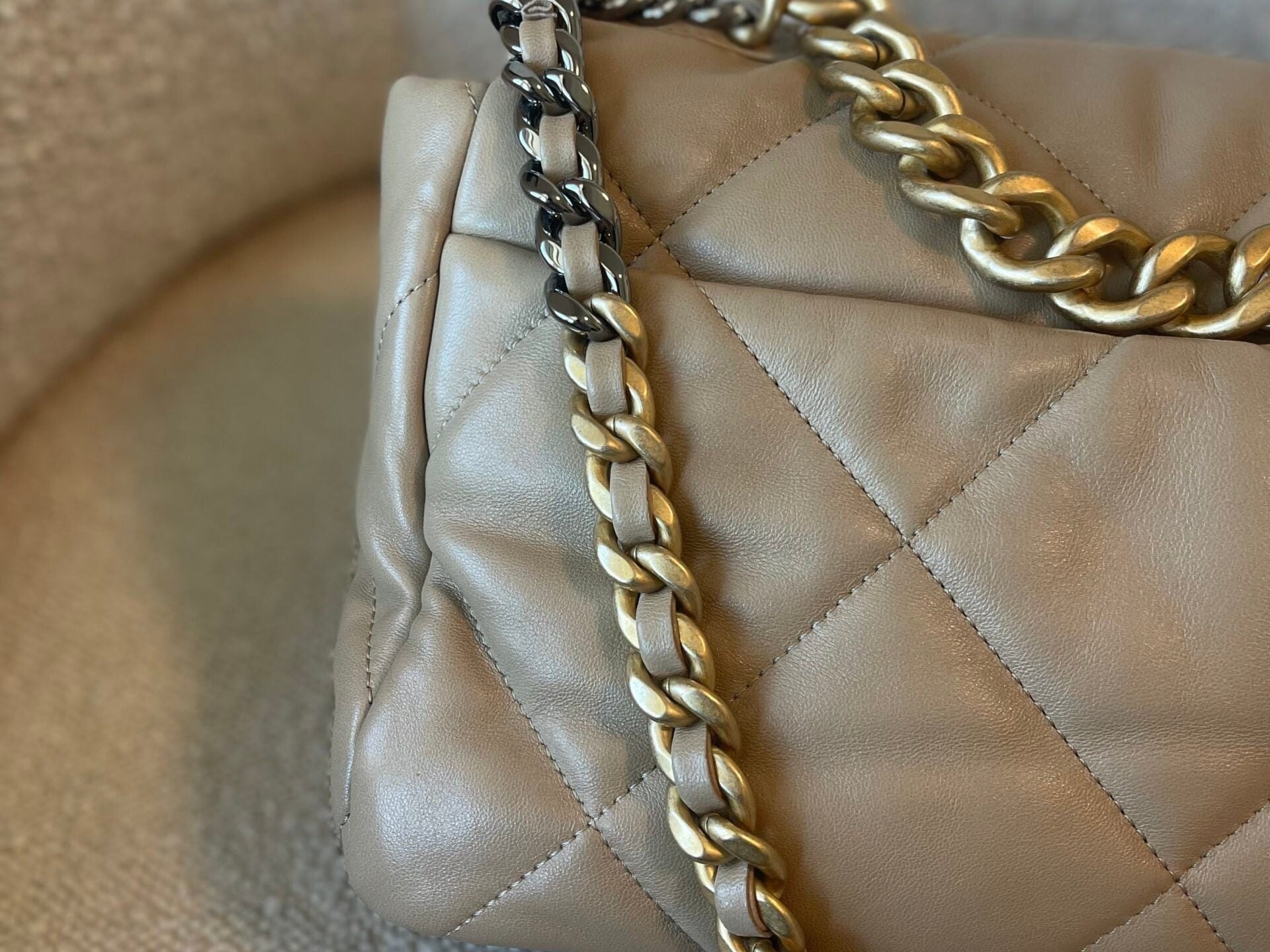 CHANEL Handbag 21S Large Beige/Gold Lambskin Quilted 19 Flap Mixed Hardware - Redeluxe