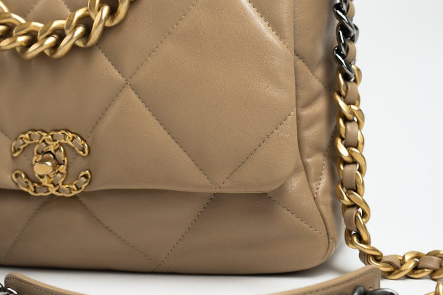 CHANEL Handbag 21S Large Beige/Gold Lambskin Quilted 19 Flap Mixed Hardware - Redeluxe