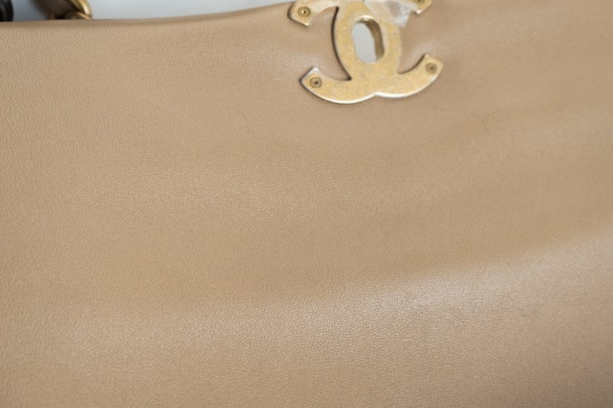 CHANEL Handbag 21S Large Beige/Gold Lambskin Quilted 19 Flap Mixed Hardware - Redeluxe