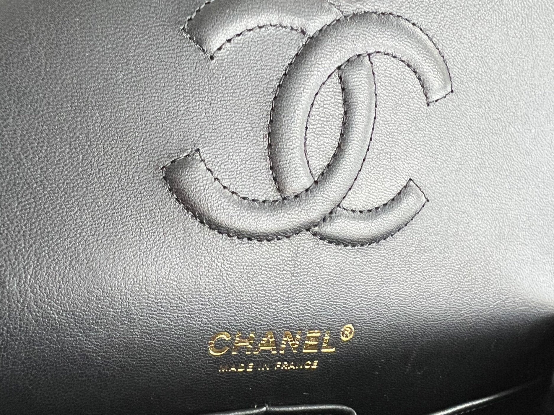 CHANEL Handbag 22C B&W Lambskin Quilted Classic Flap Medium LGHW - Redeluxe