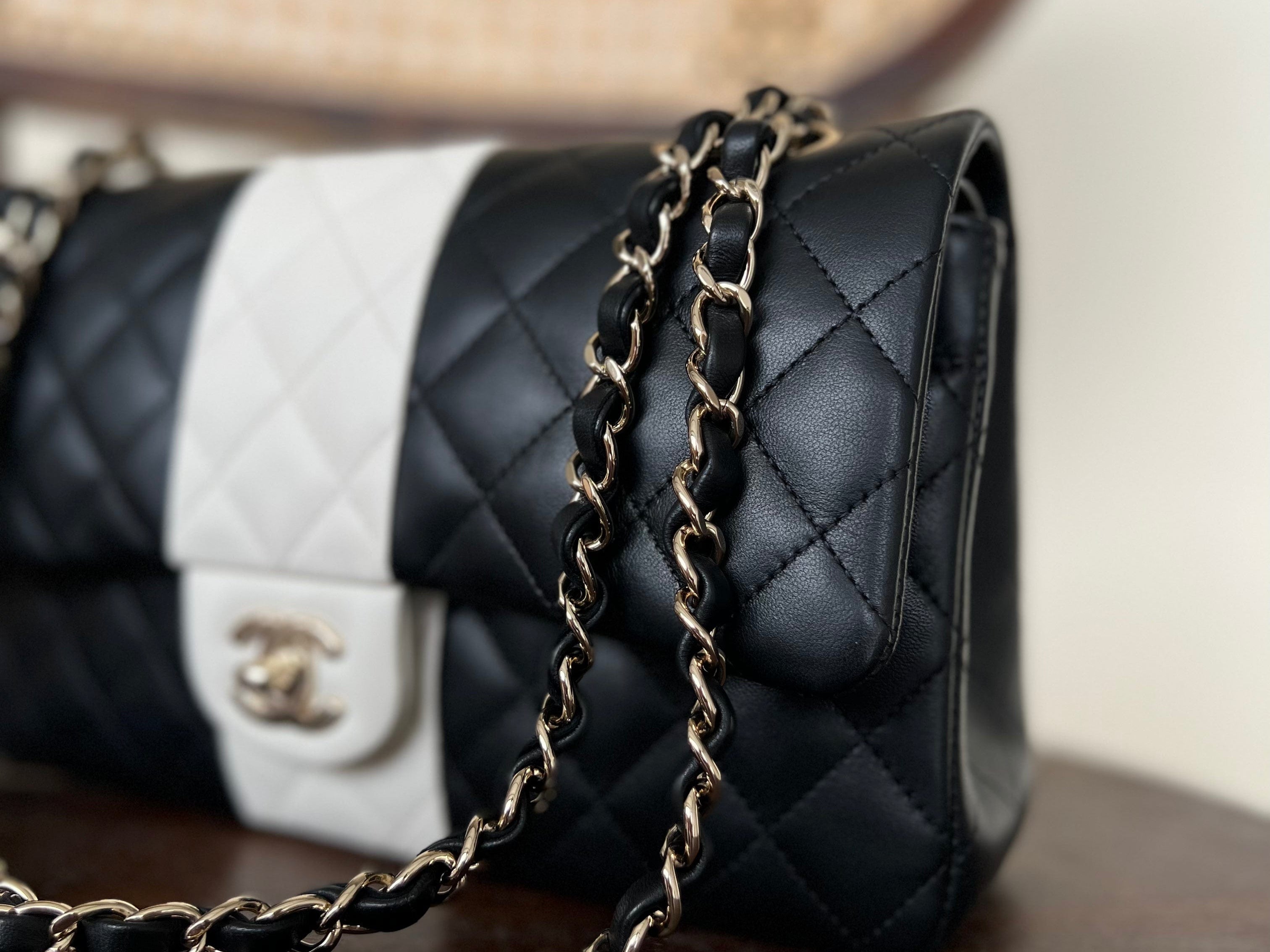 CHANEL Handbag 22C B&W Lambskin Quilted Classic Flap Medium LGHW - Redeluxe