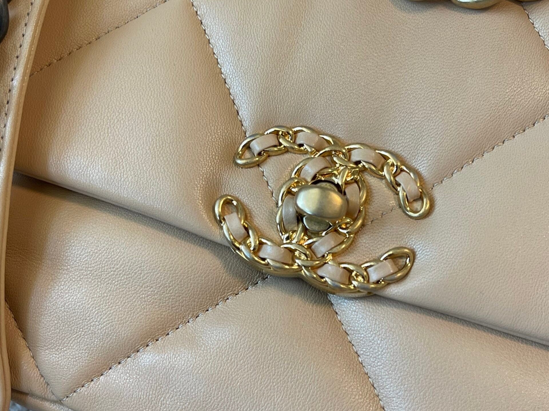 CHANEL Handbag 22C Beige Clair 19 Flap Small MHW - Redeluxe