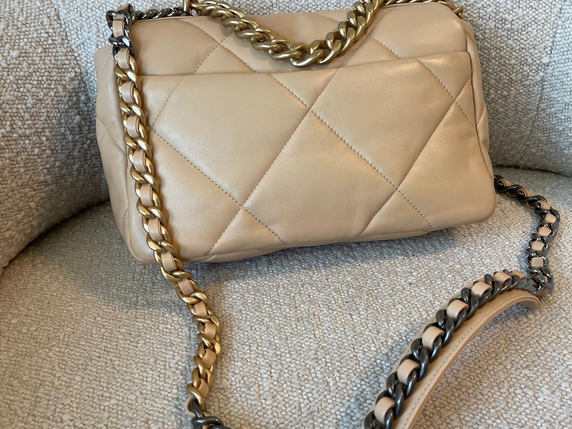 CHANEL Handbag 22C Beige Clair 19 Flap Small MHW - Redeluxe