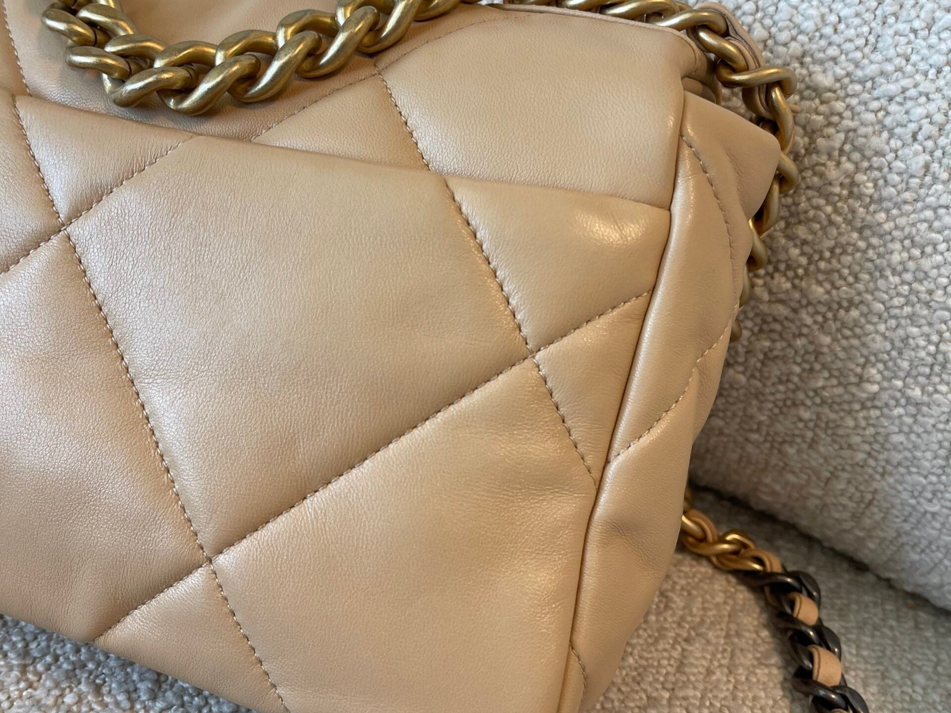 CHANEL Handbag 22C Beige Clair 19 Flap Small MHW - Redeluxe