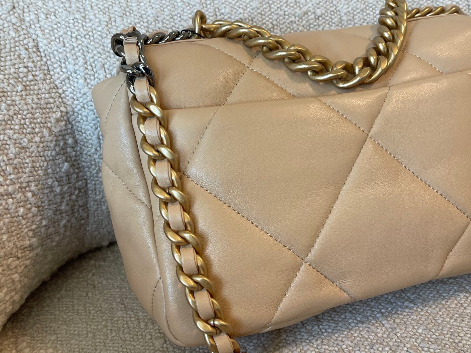 CHANEL Handbag 22C Beige Clair 19 Flap Small MHW - Redeluxe