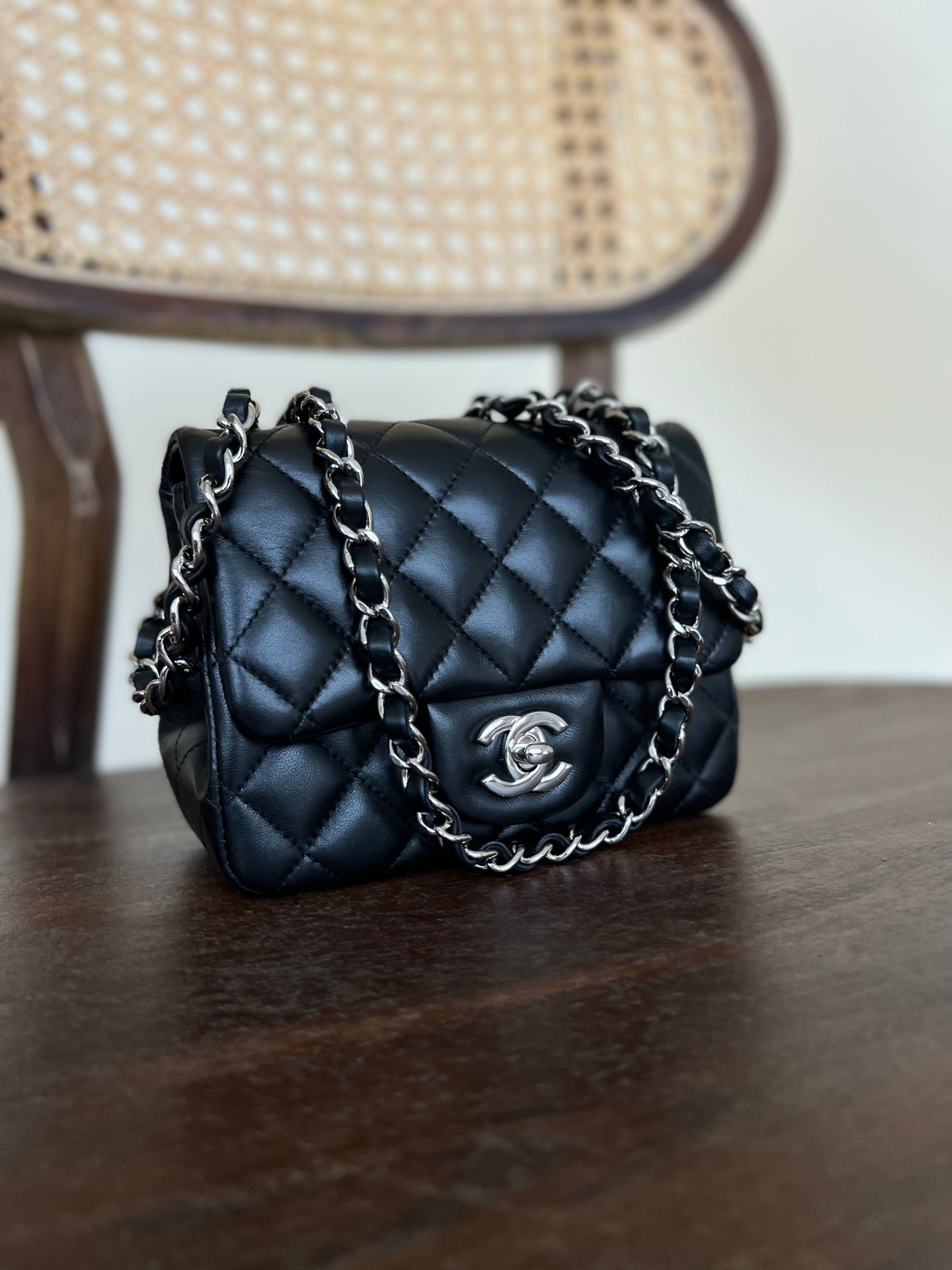CHANEL ブラックレザー ミニバッグ CHANEL BLACK MINI SQUARE LAMBSKIN QUILTED FLAP SILVER HARDWARE