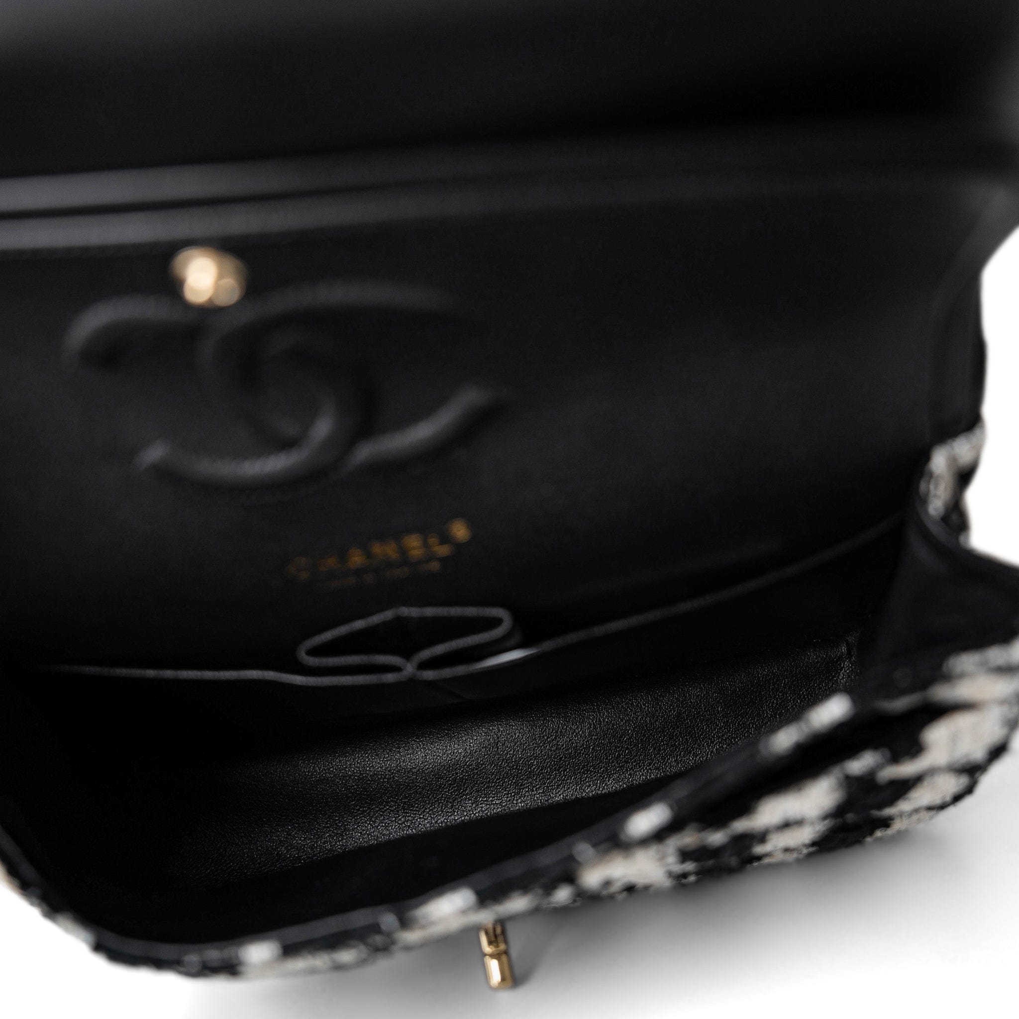 CHANEL Handbag Multicolor 20s Black White Houndstooth Tweed Quilted Classic Flap Medium Light Gold Hardware - Redeluxe