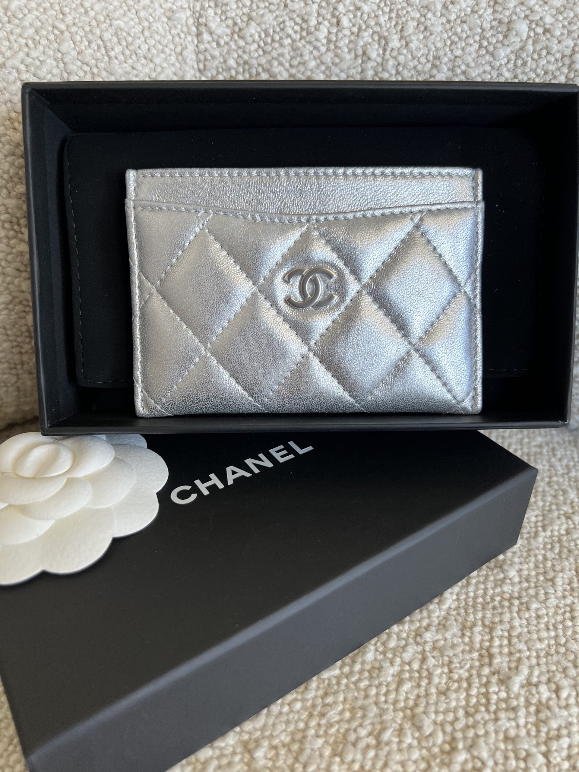 22P Metallic Silver Lambskin Quilted Card Holder SHW – REDELUXE
