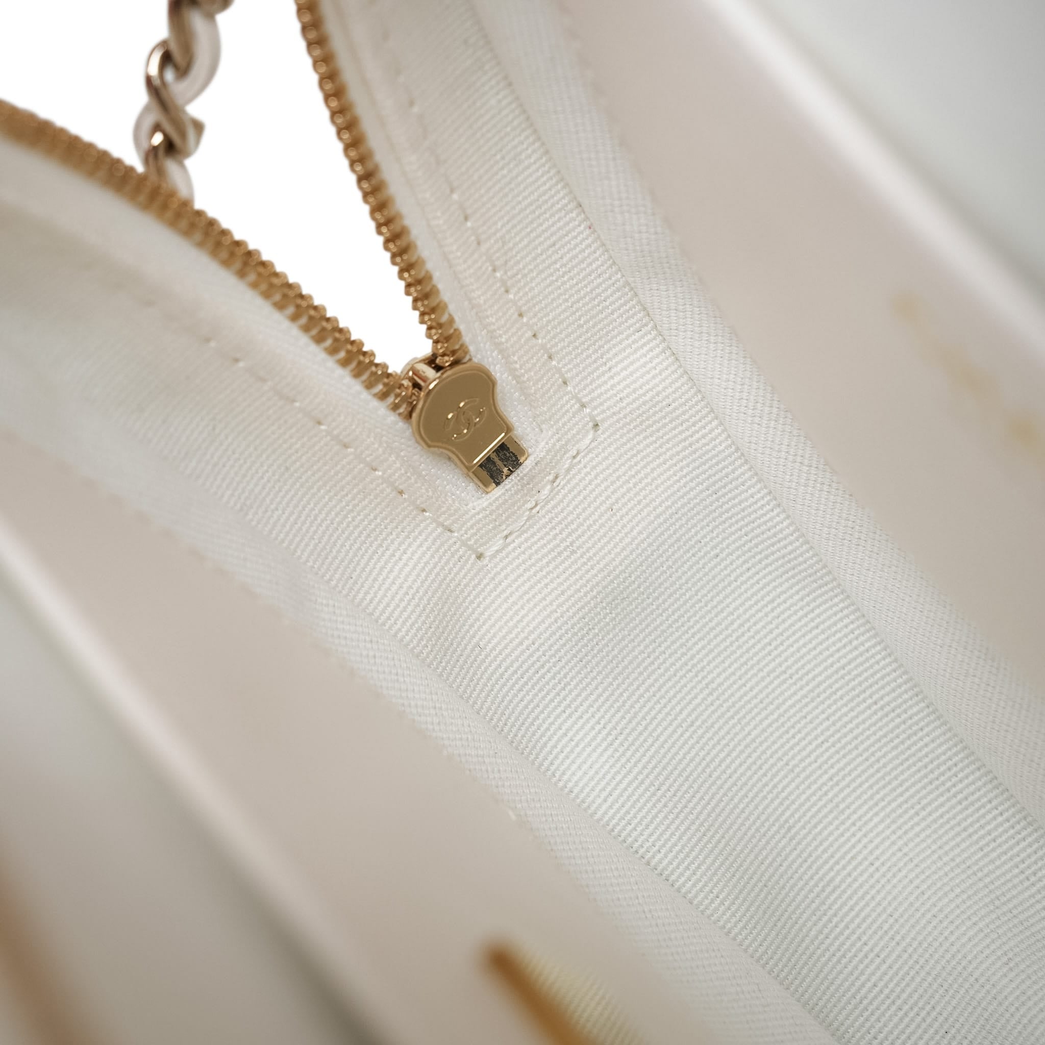 Product image 15 of 17: 25B White Lambskin Quilted Heart Bag Large LGHW