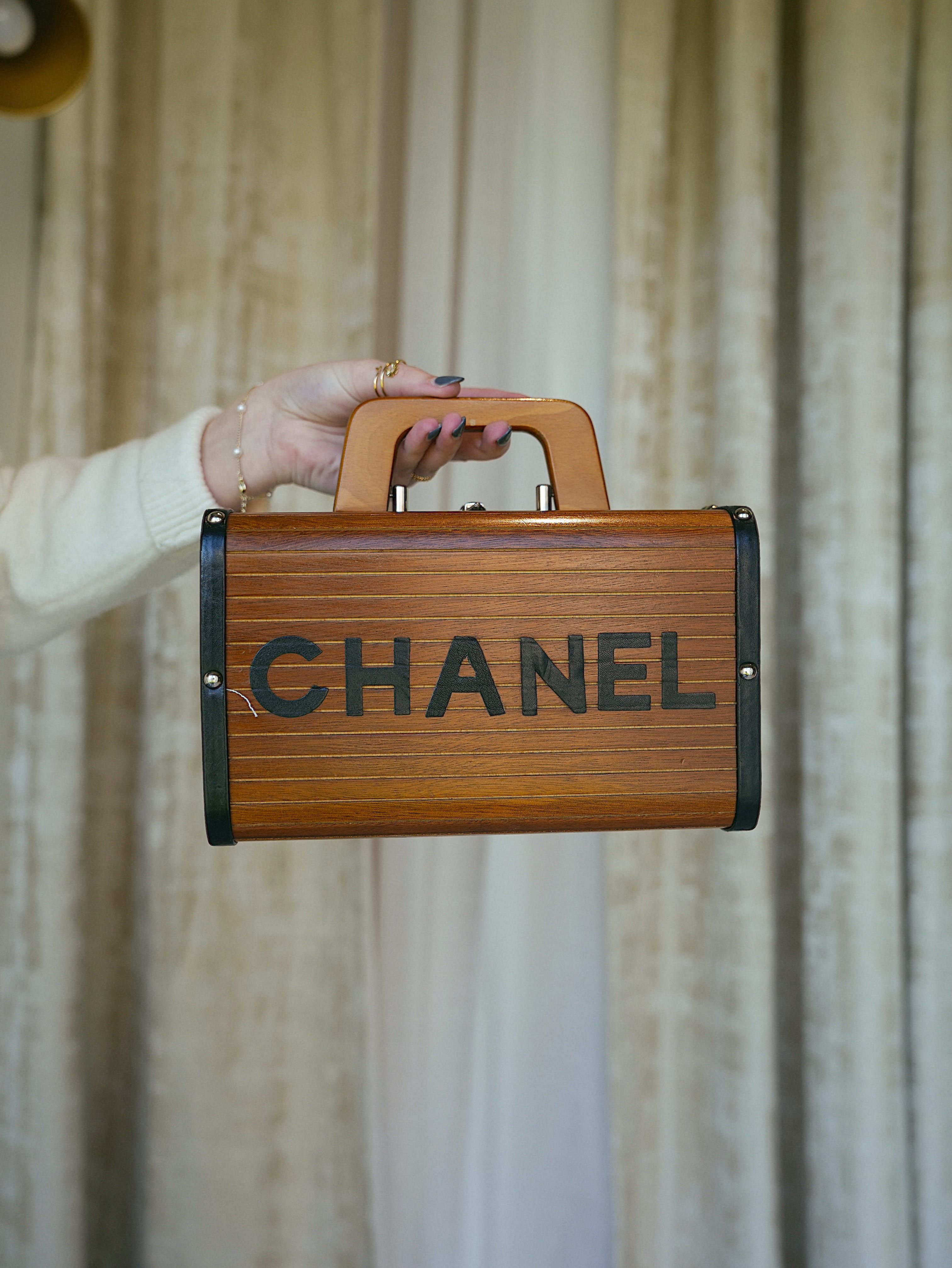 CHANEL ウッドバニティ ハンドバッグ Wood vanity ヴィンテージ Chanel Brown Wooden Vanity Case Silver Hardware – REDELUXE