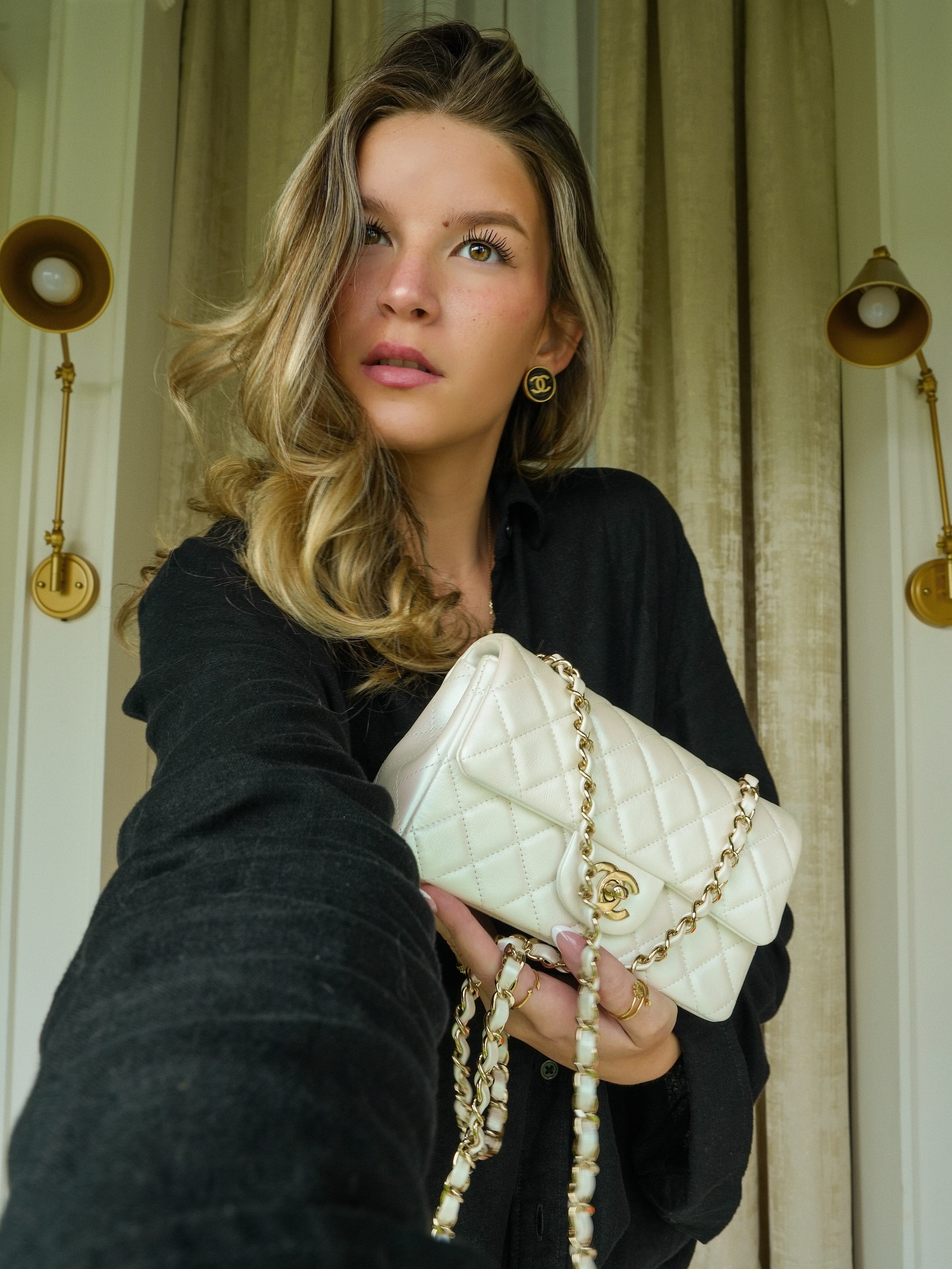 CHANEL WHITE ESSENTIEL トラベルキット 限定版 21S White Iridescent Calfskin Mini Rectangular Flap Light Gold