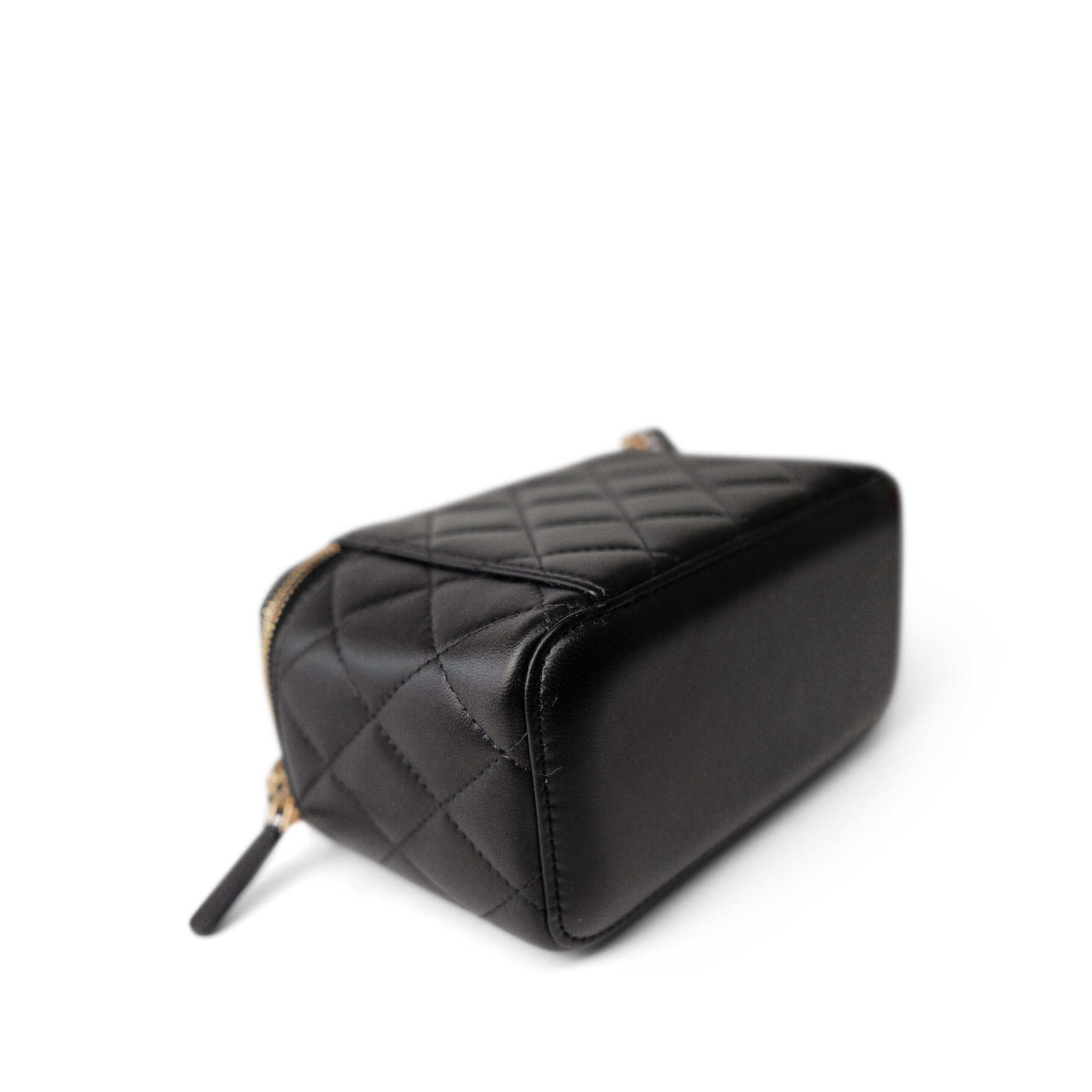 CHANEL Cosmetic Cases Black Black Lambskin Quilted Pearl Crush Vanity Case With Chain Antique Gold - Redeluxe