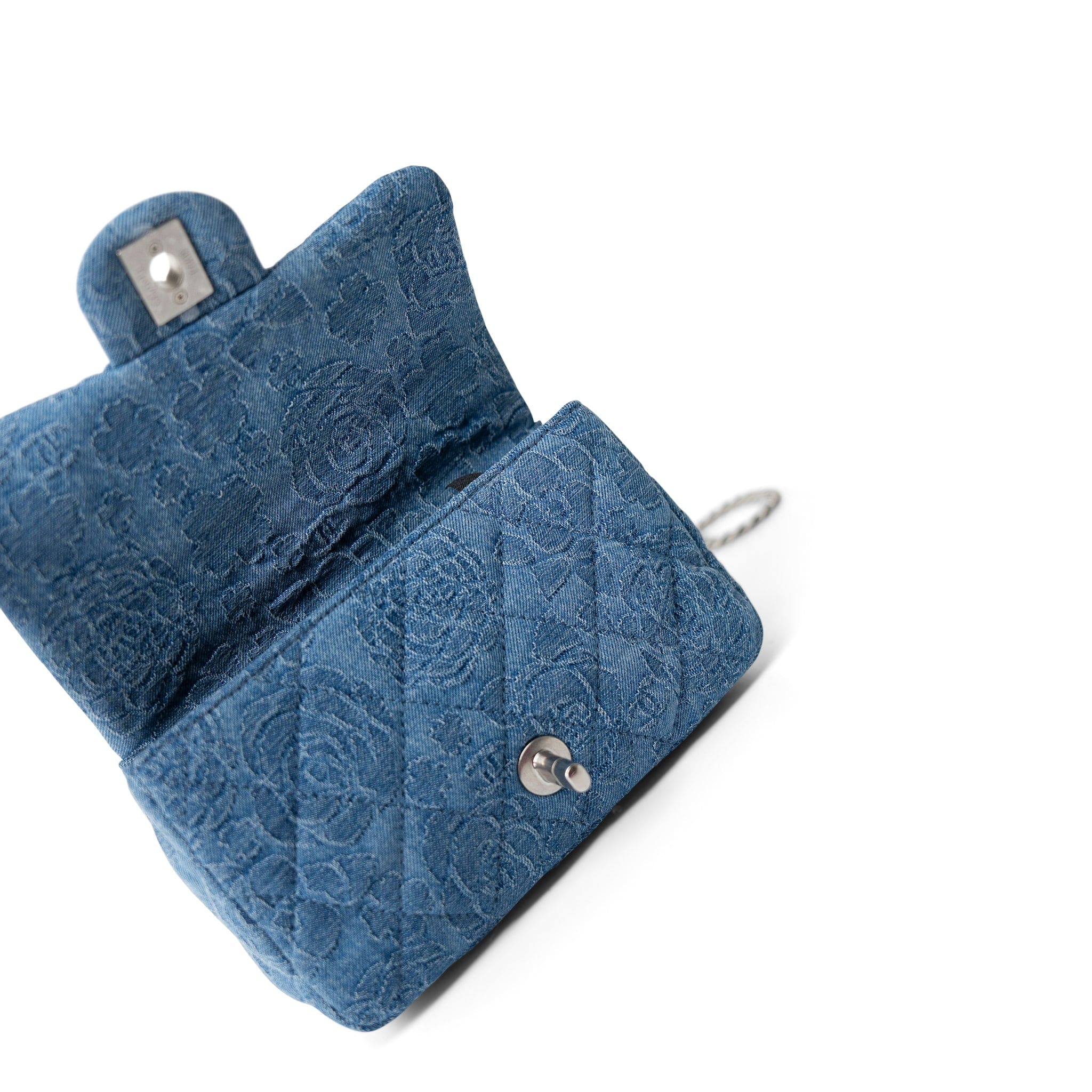 シャネル　ツイード　ミニカメリア Blue Denim Quilted Camelia Mini Flap Aged Silver Hardware – REDELUXE