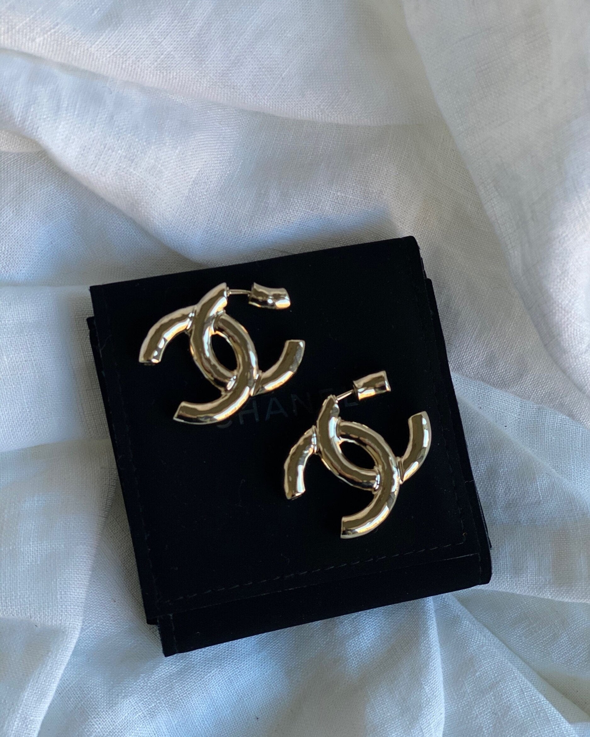 CHANEL Earrings 22C CC Earrings Light Gold - Redeluxe