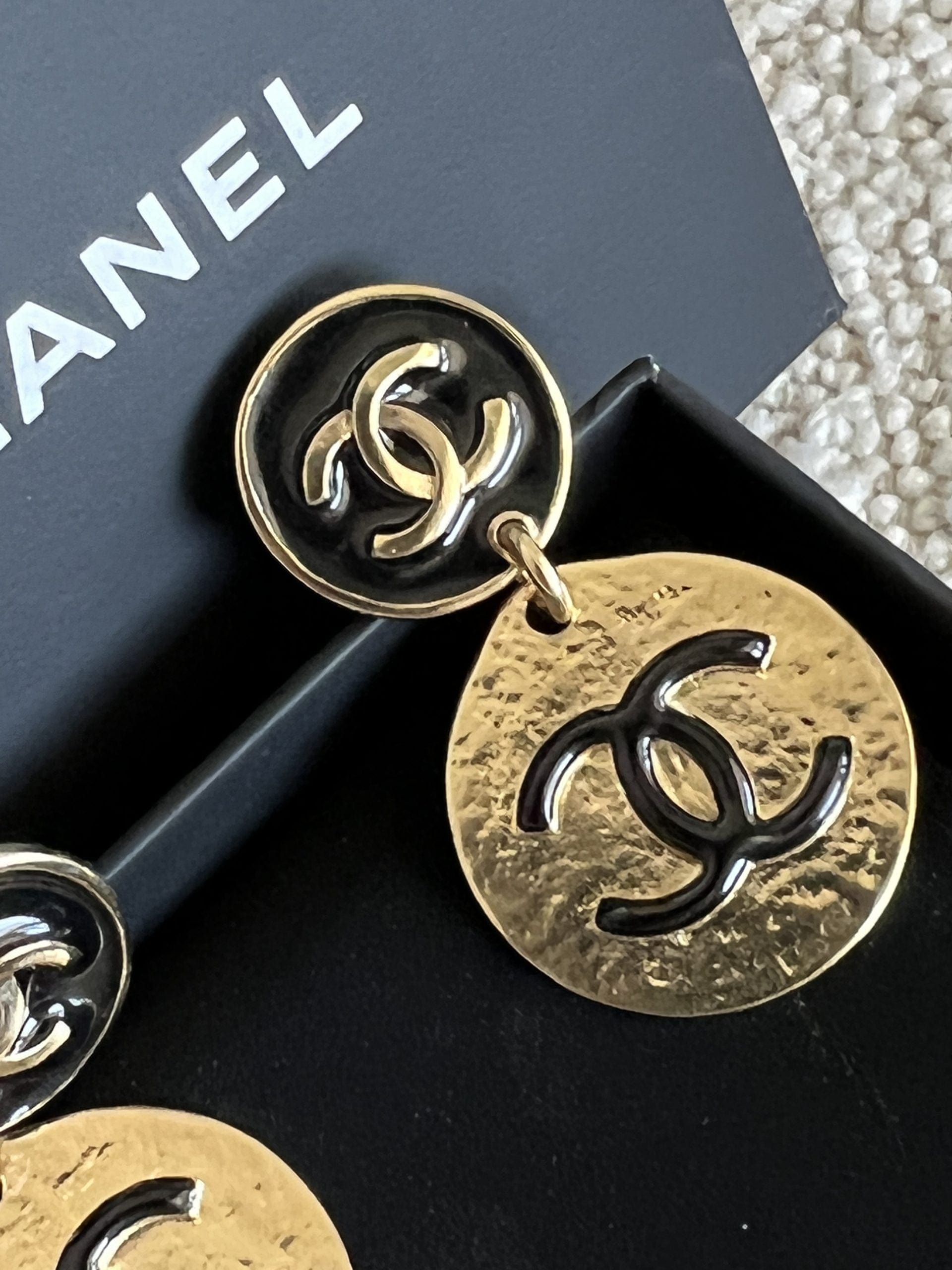 エレガント♡【 CHANEL 】 ターンロック CCロゴ ミュール Chanel Gold Tone Black CC Logo Round Earrings – REDELUXE
