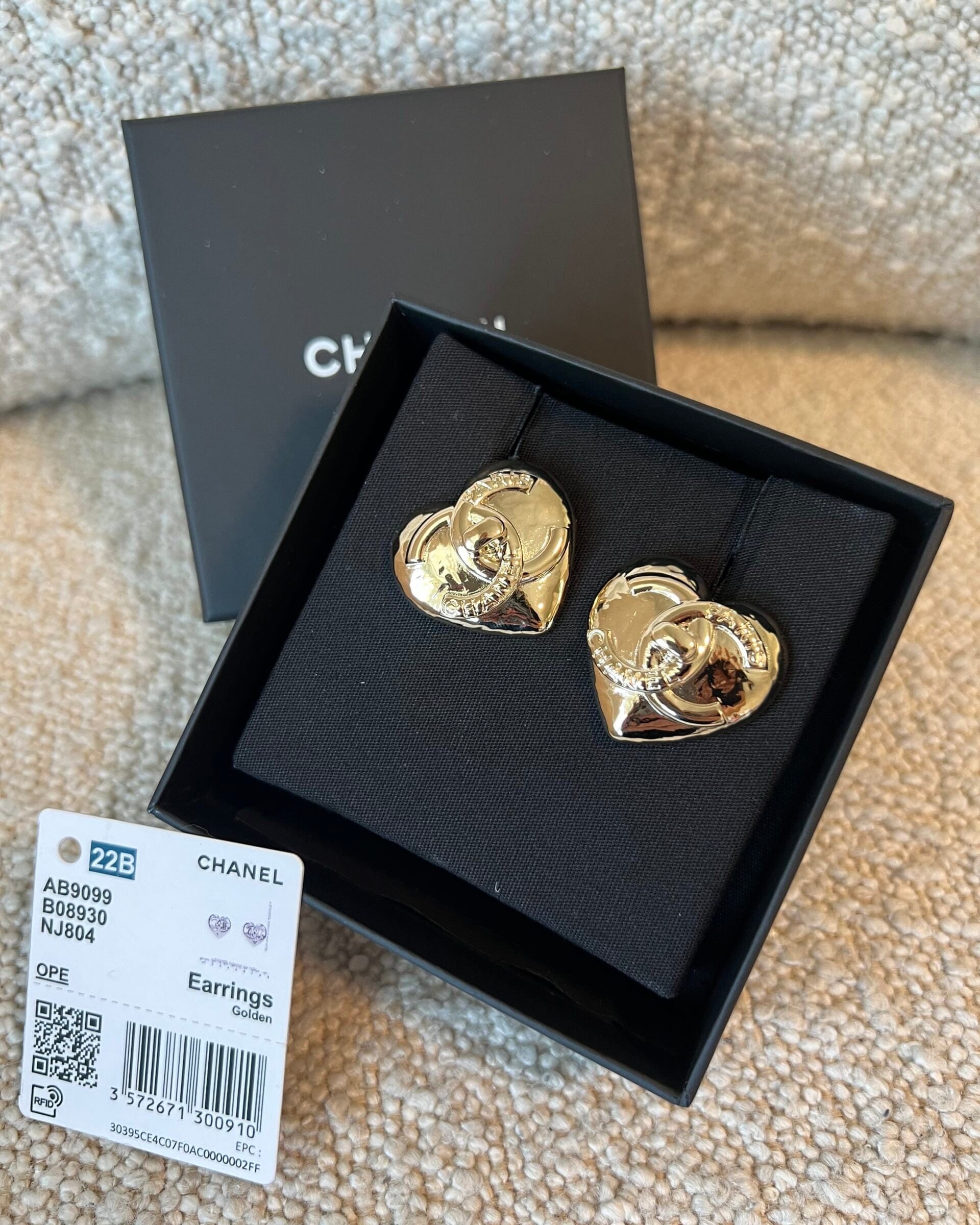 CHANEL Earrings Gold 22B Gold Heart CC Turnlock Earring Large - Redeluxe