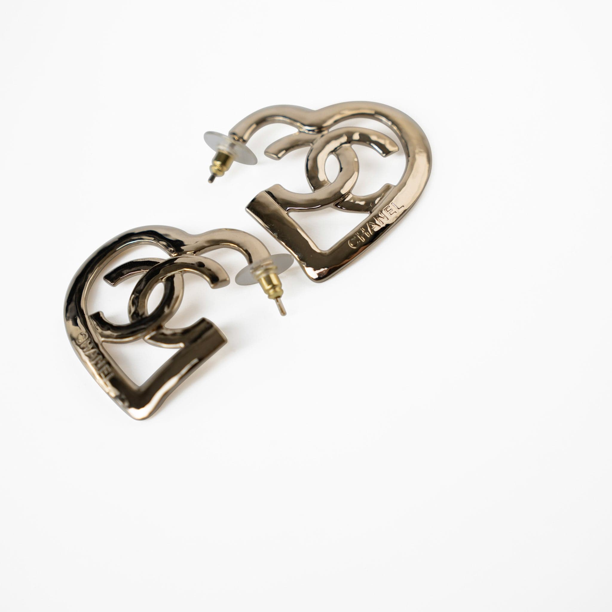 CHANEL Earrings Gold 22P CC Heart Earrings Light Gold - Redeluxe