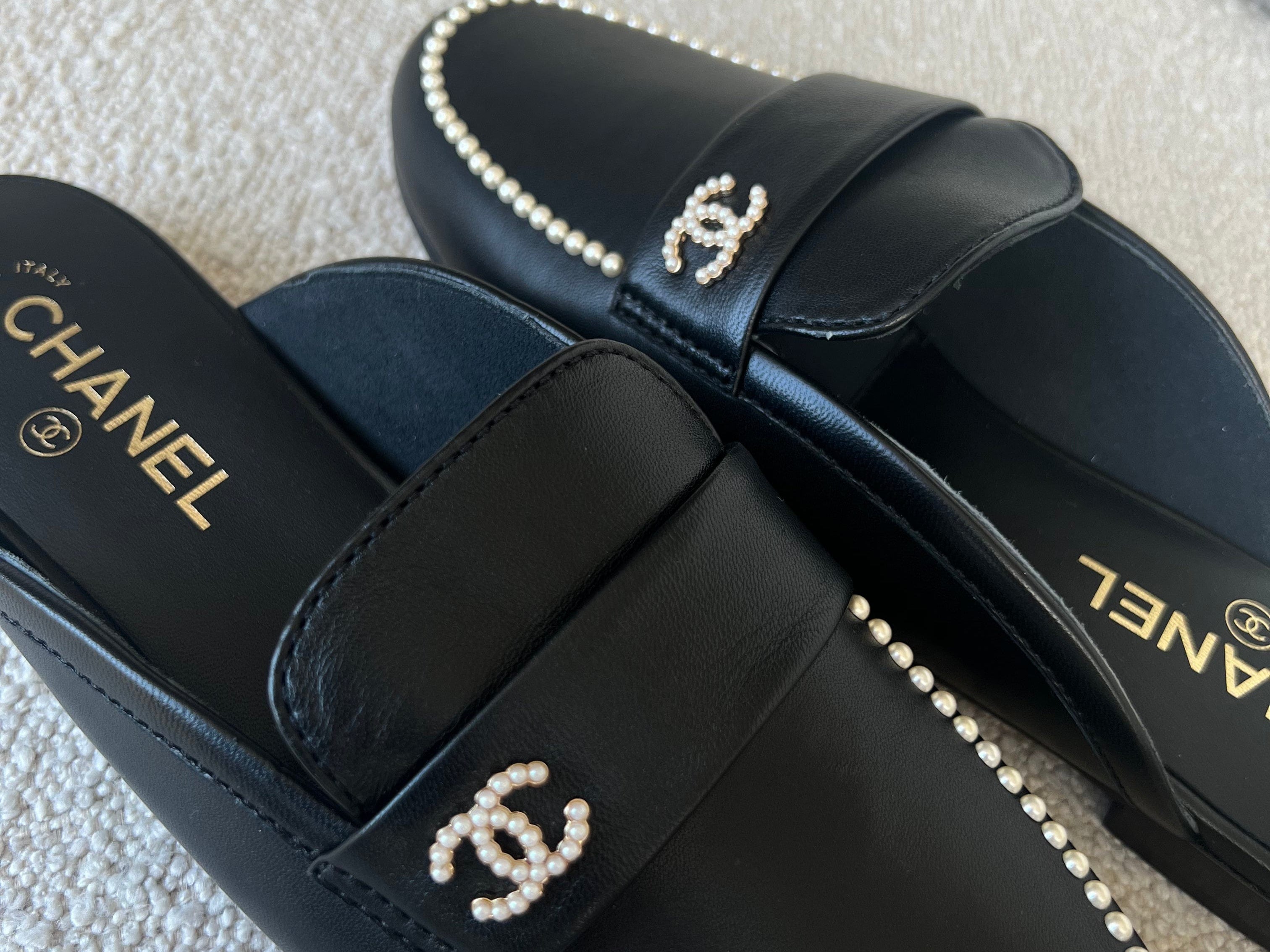 CHANEL Flats Chanel Black Leather CC Pearl Embellished Flat Loafers 40 - Redeluxe