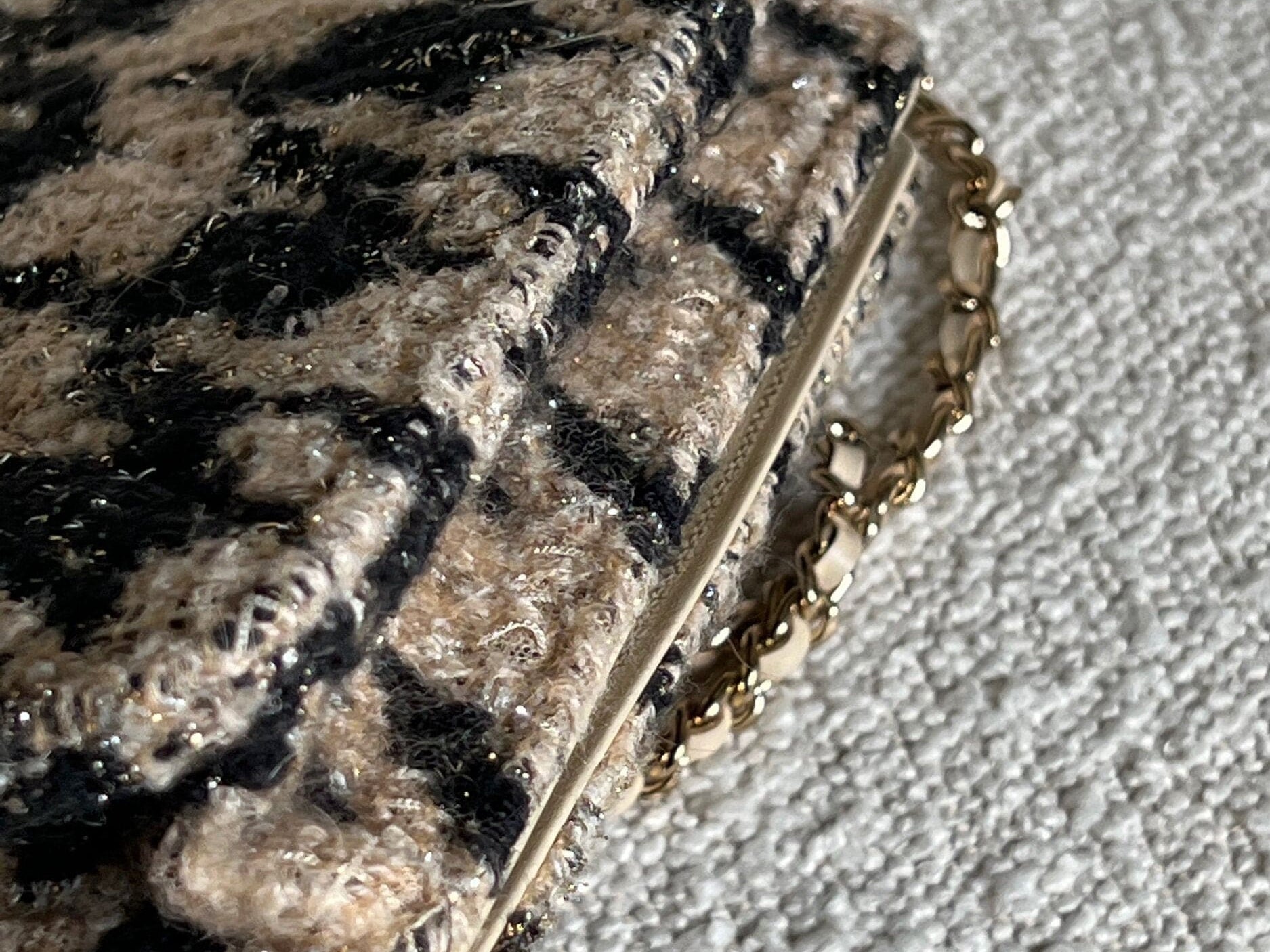 CHANEL Handbag 19K Beige and Black Houndstooth Tweed WOC - Redeluxe
