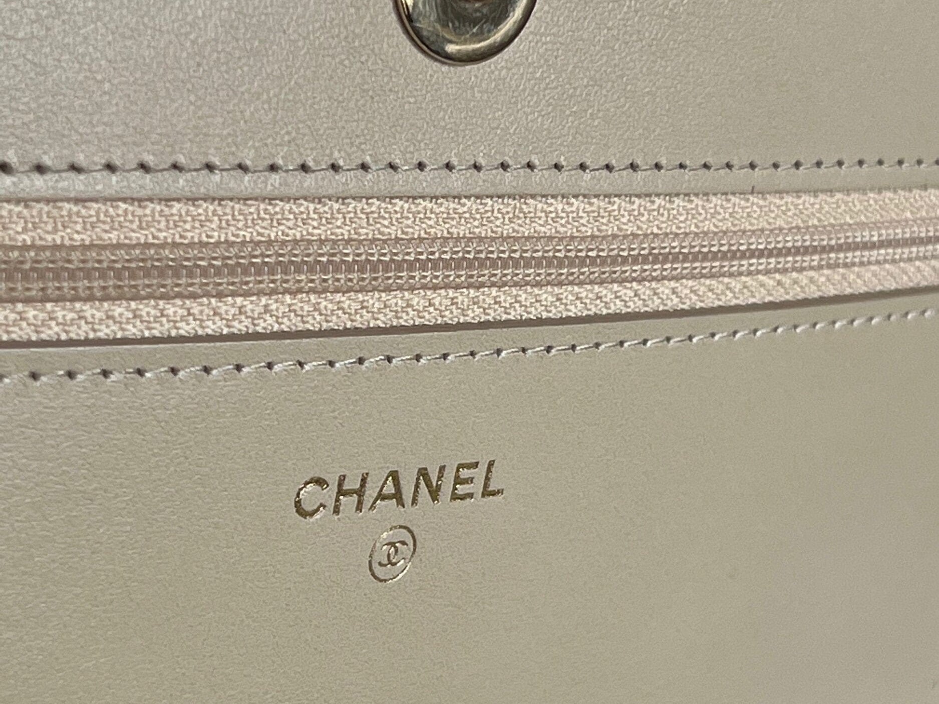 CHANEL Handbag 19K Beige and Black Houndstooth Tweed WOC - Redeluxe
