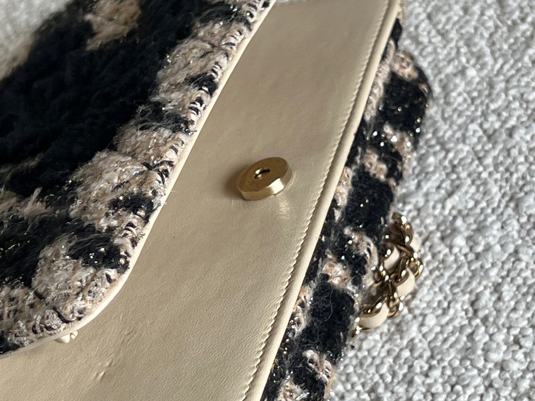 CHANEL Handbag 19K Beige and Black Houndstooth Tweed WOC - Redeluxe