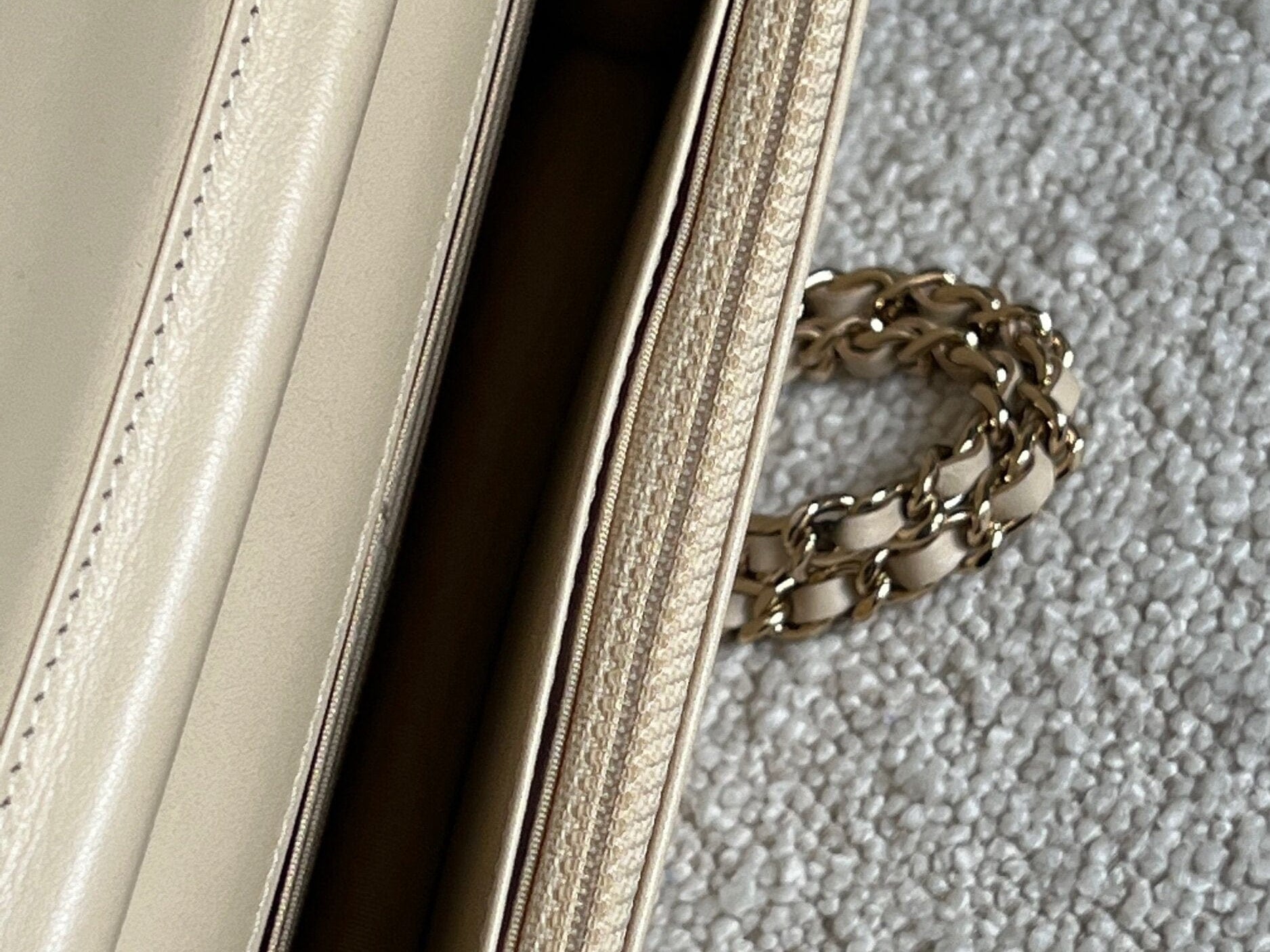 CHANEL Handbag 19K Beige and Black Houndstooth Tweed WOC - Redeluxe