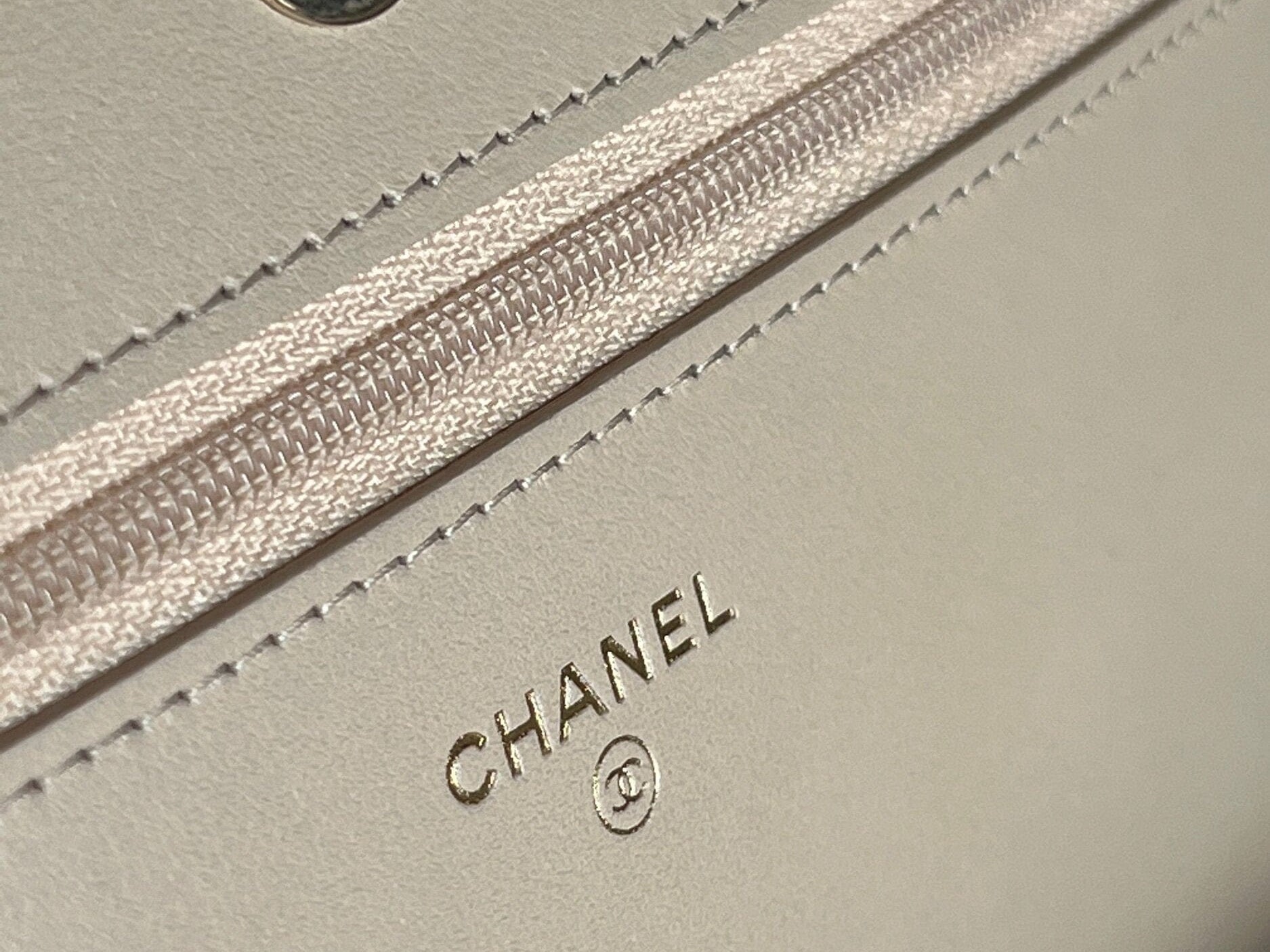 CHANEL Handbag 19K Beige and Black Houndstooth Tweed WOC - Redeluxe