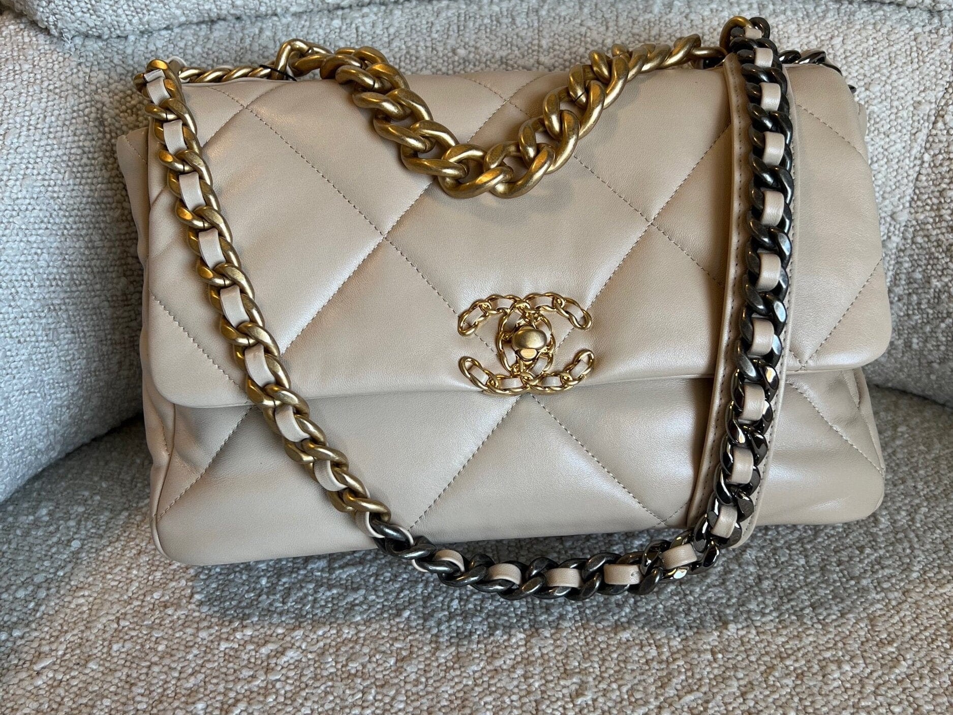 CHANEL Handbag 21B Beige Lambskin Quilted 19 Flap Medium/Large Mixed Hardware - Redeluxe