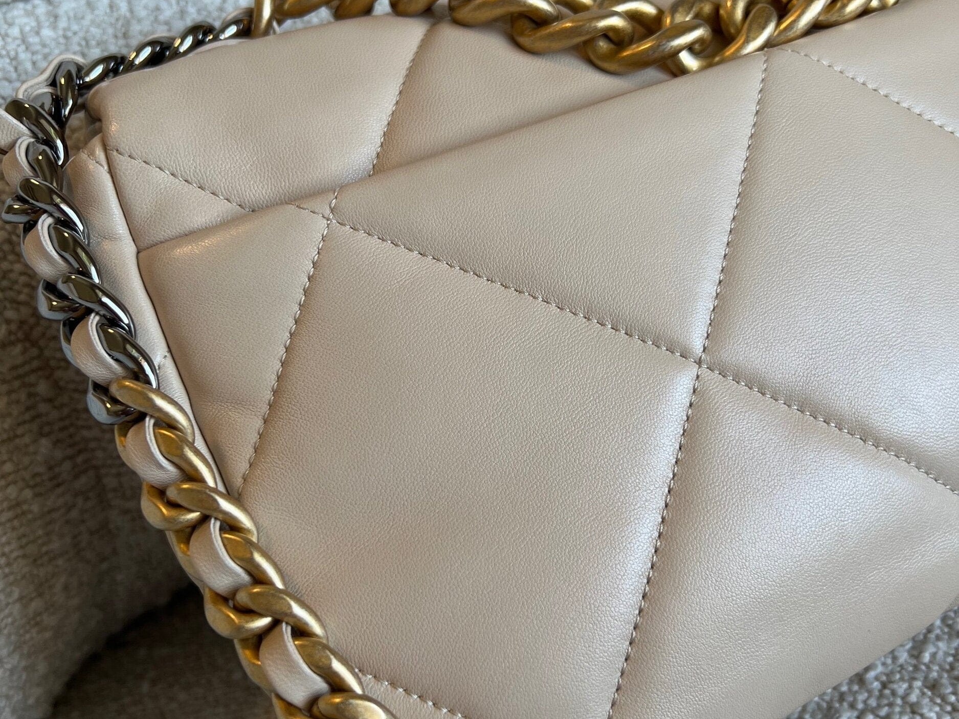CHANEL Handbag 21B Beige Lambskin Quilted 19 Flap Medium/Large Mixed Hardware - Redeluxe