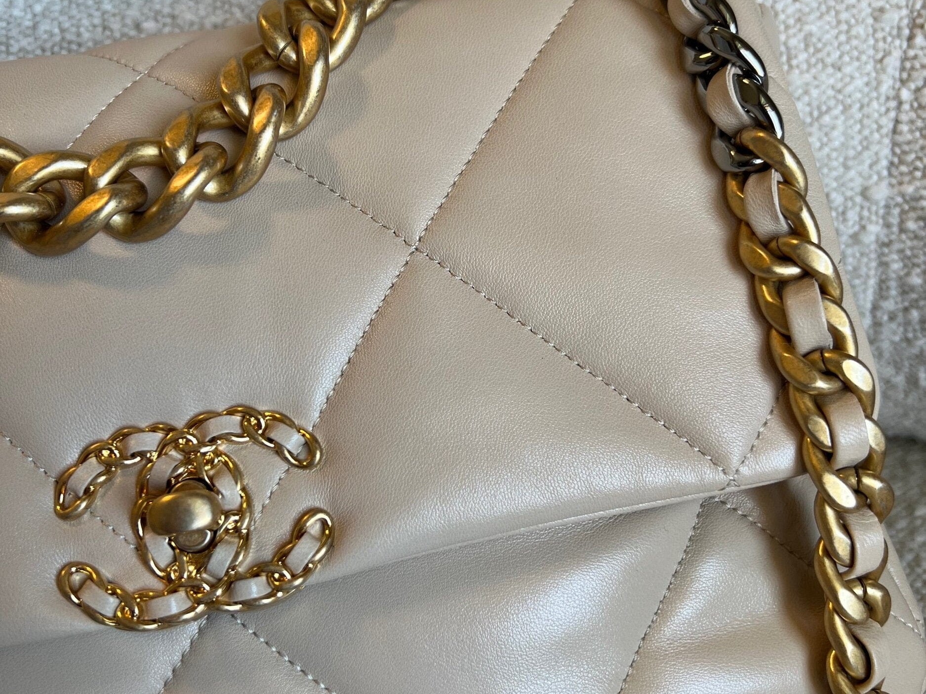 CHANEL Handbag 21B Beige Lambskin Quilted 19 Flap Medium/Large Mixed Hardware - Redeluxe
