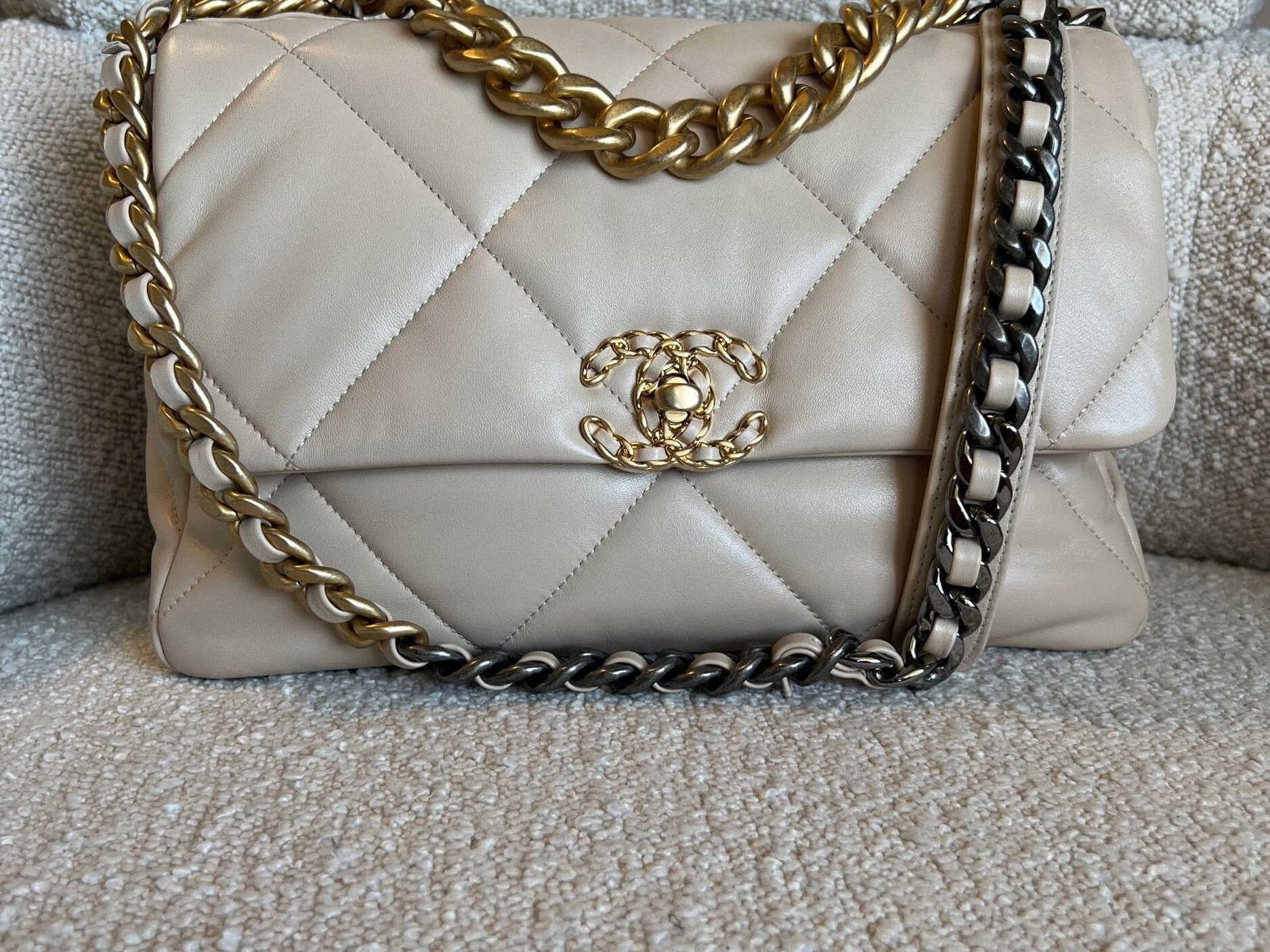 CHANEL Handbag 21B Beige Lambskin Quilted 19 Flap Medium/Large Mixed Hardware - Redeluxe