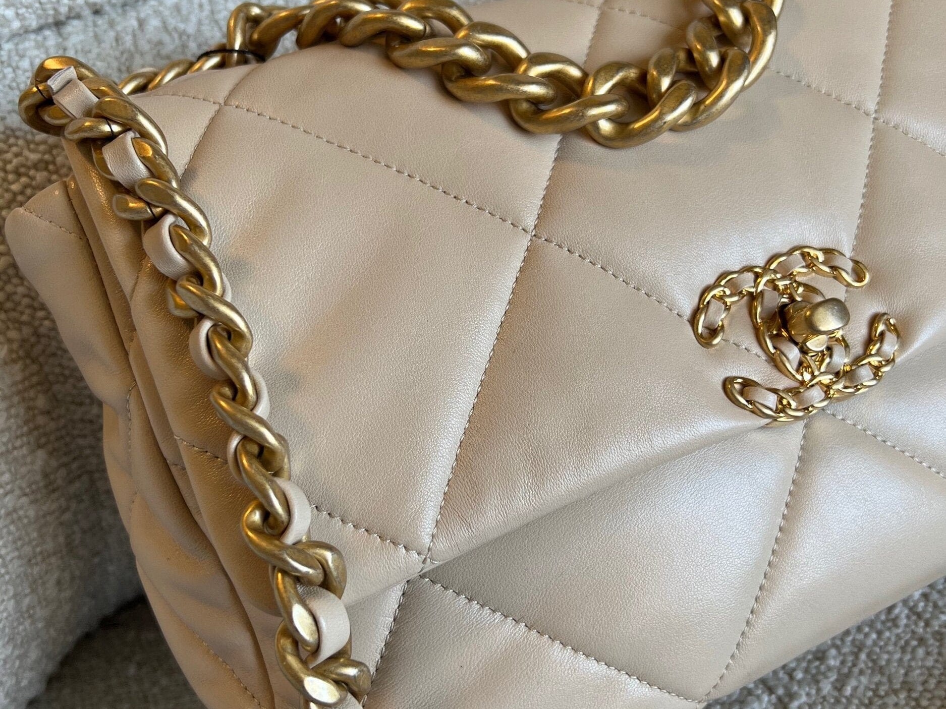CHANEL Handbag 21B Beige Lambskin Quilted 19 Flap Medium/Large Mixed Hardware - Redeluxe