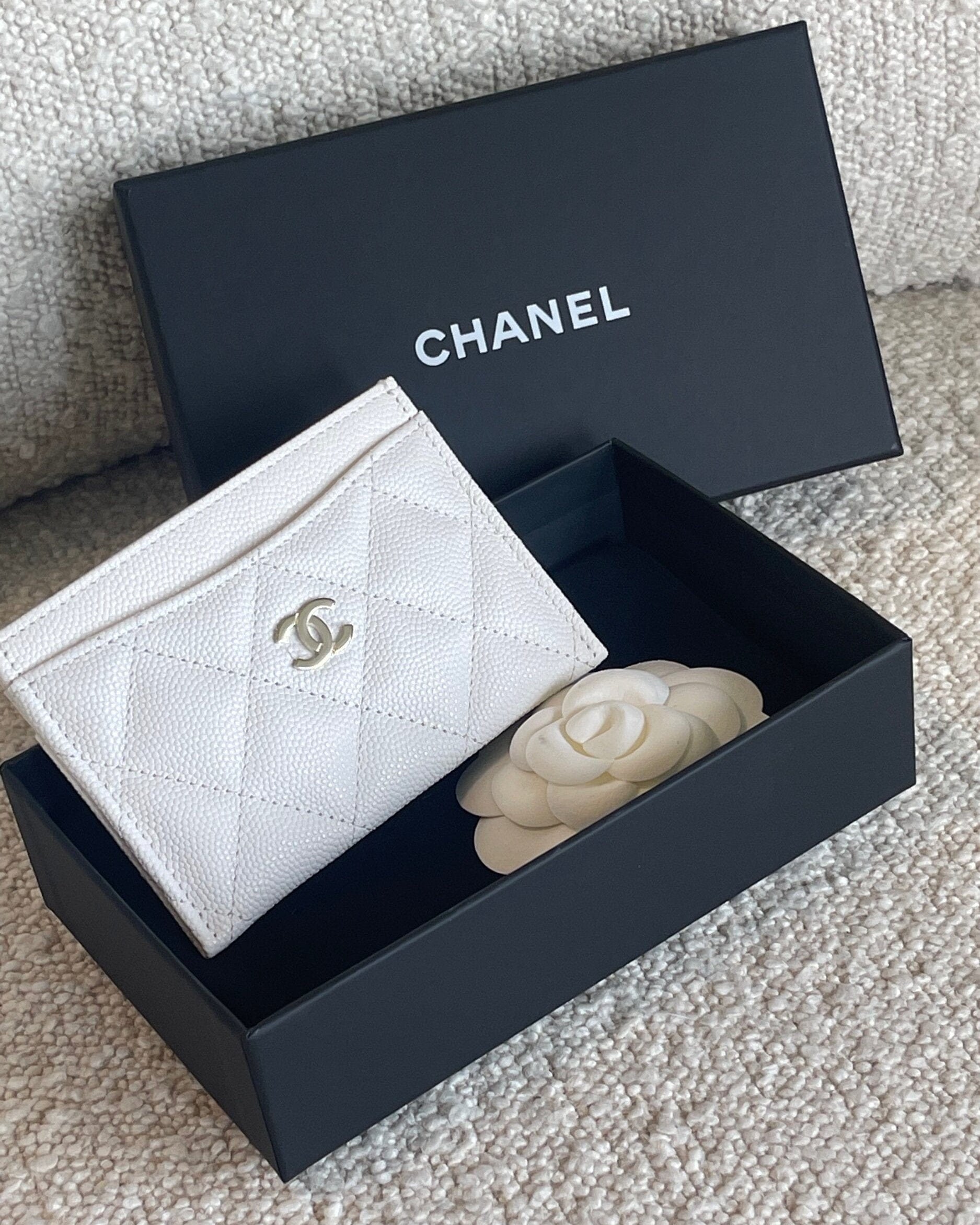 CHANEL Handbag 21B White Caviar Quilted Card Holder LGHW - Redeluxe