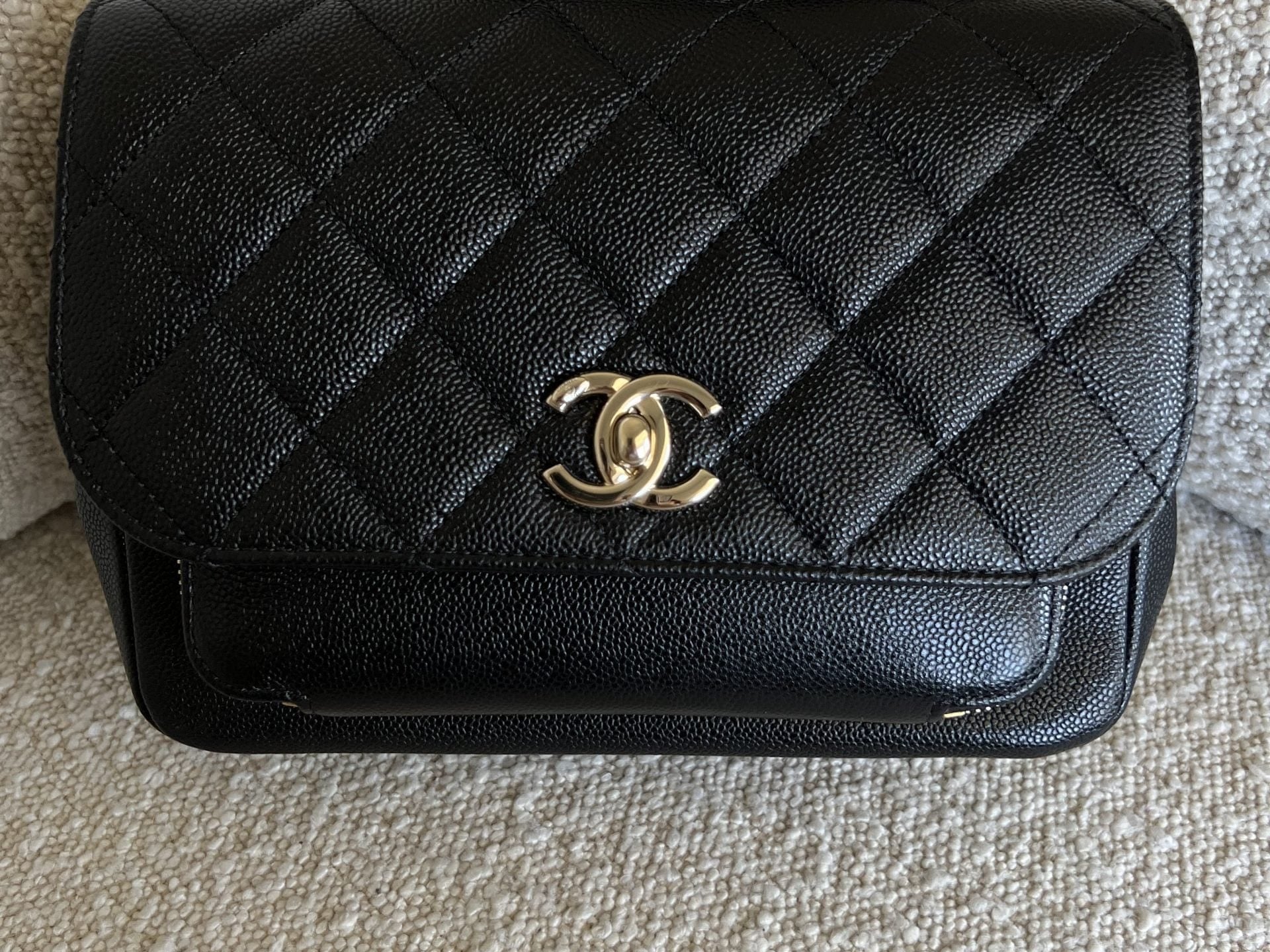 CHANEL Handbag 21P Black Caviar Quilted Medium Business Affinity LGHW - Redeluxe